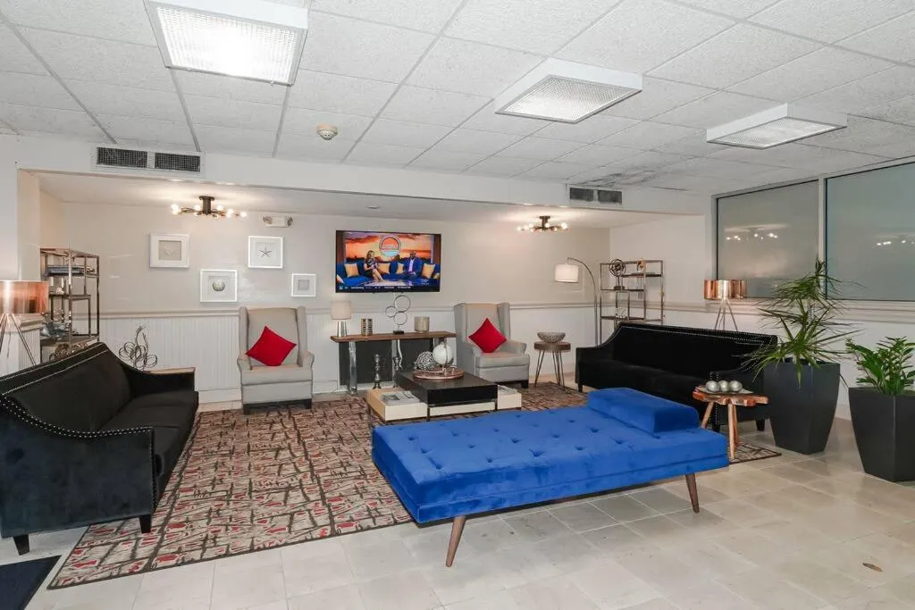 Room 127 - Waterfront, Heated Pool, Huge TV, Tiki Bar & Grill