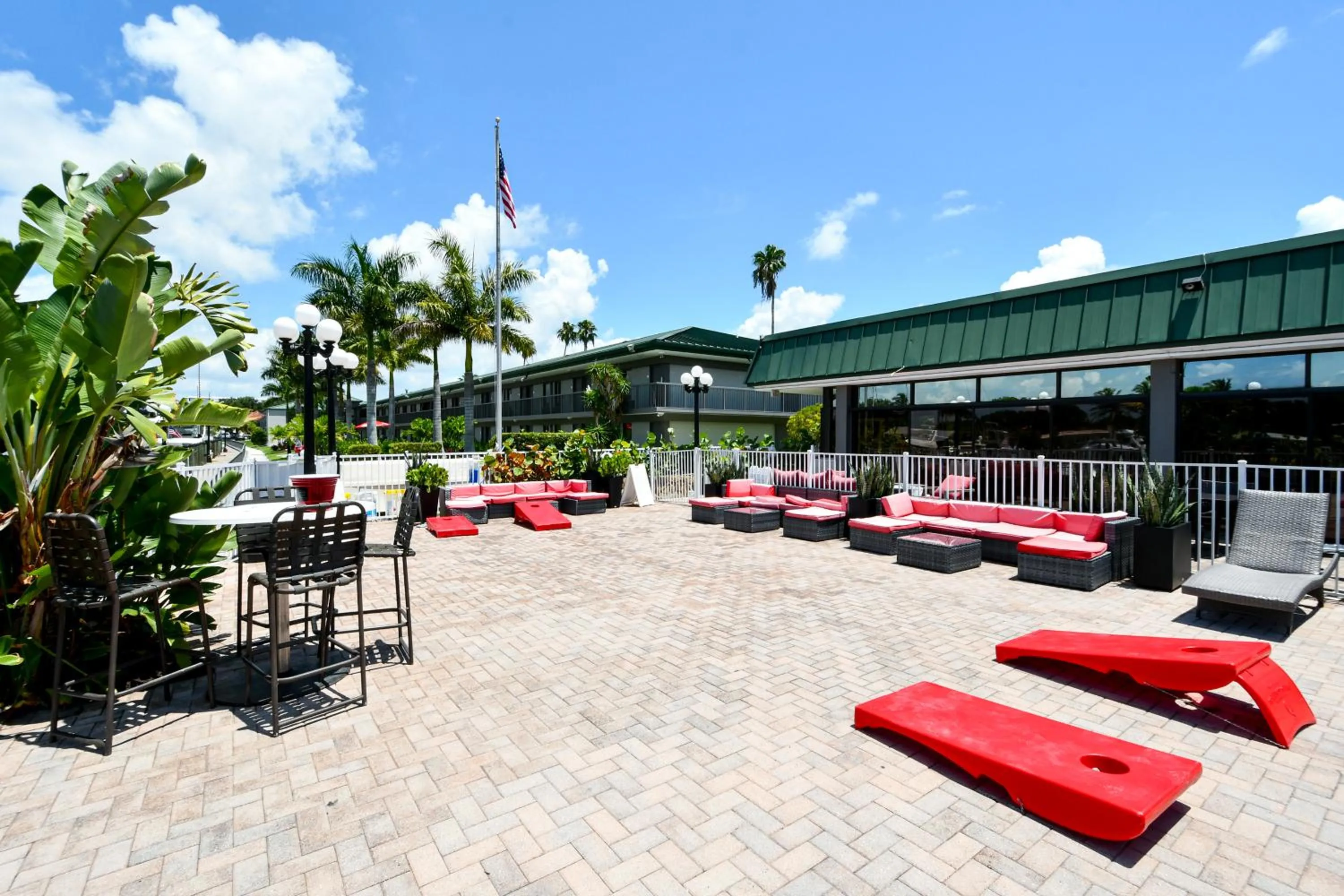 Room 127 - Waterfront, Heated Pool, Huge TV, Tiki Bar & Grill
