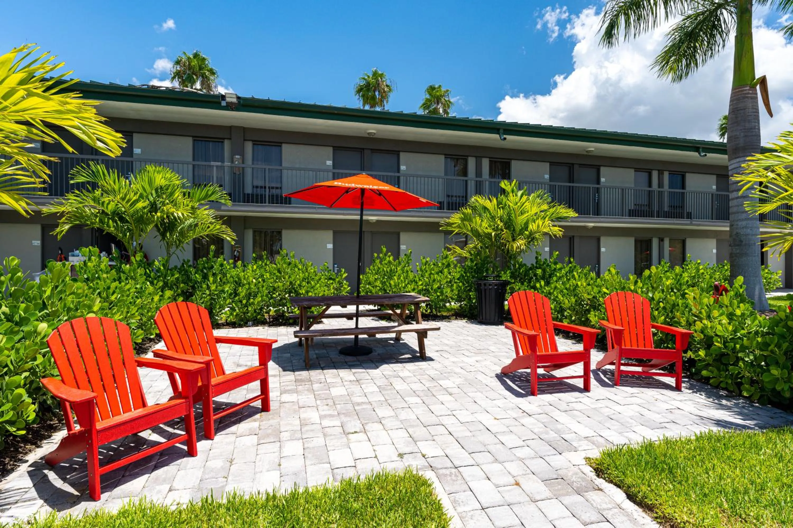 Room 127 - Waterfront, Heated Pool, Huge TV, Tiki Bar & Grill