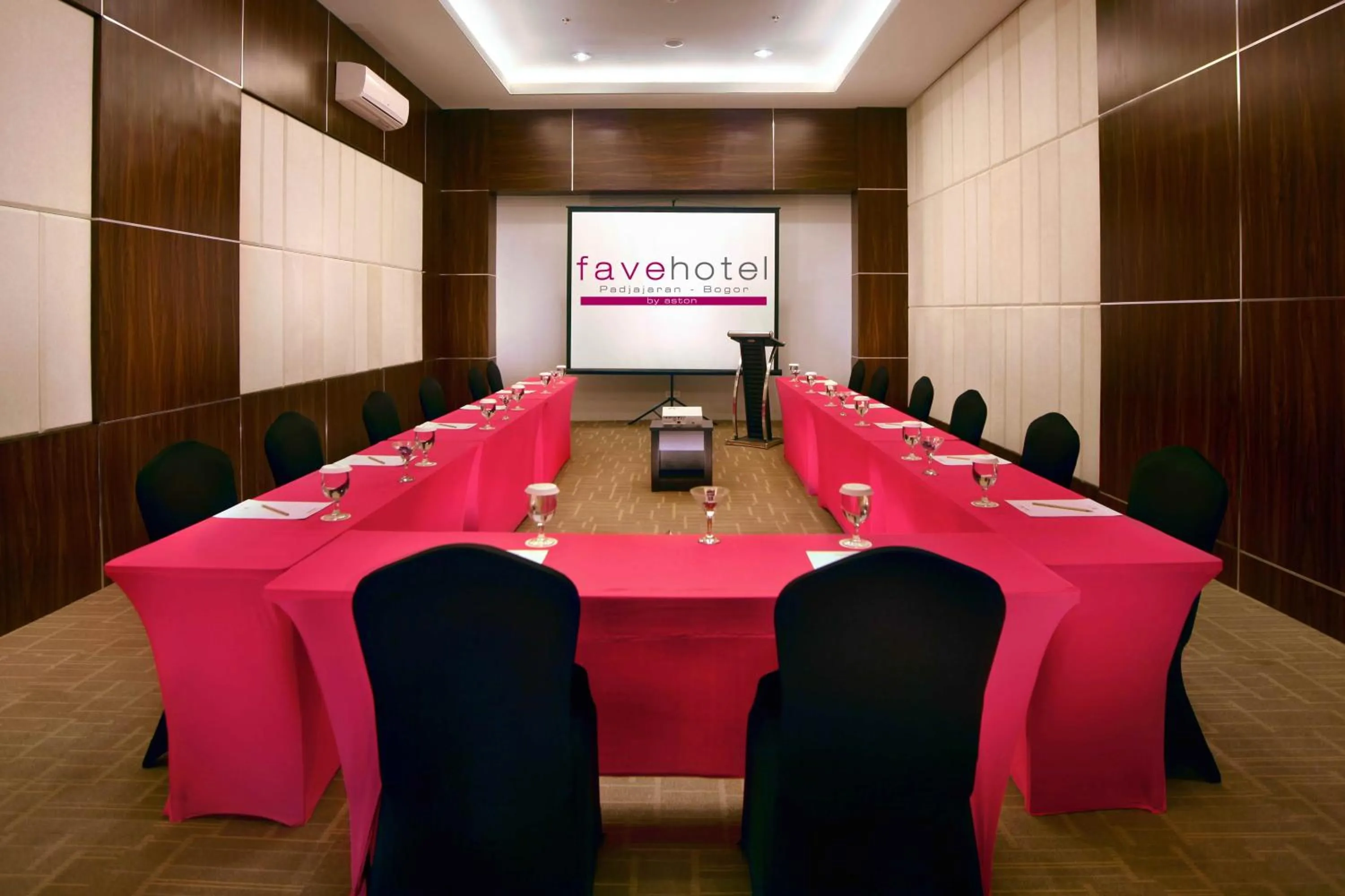 Meeting/conference room in favehotel Padjajaran Bogor