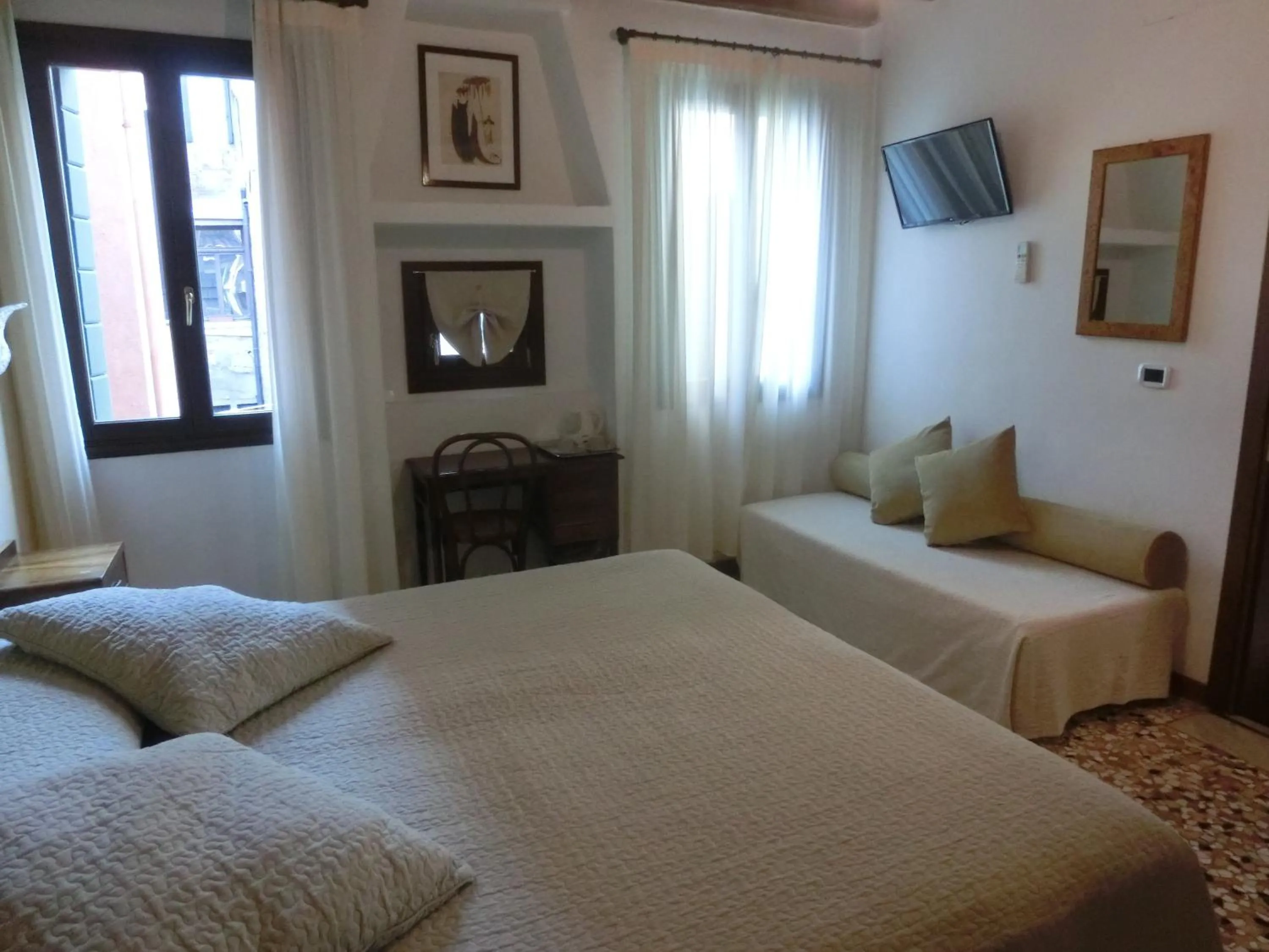 Photo of the whole room, Bed in Locanda Art Deco