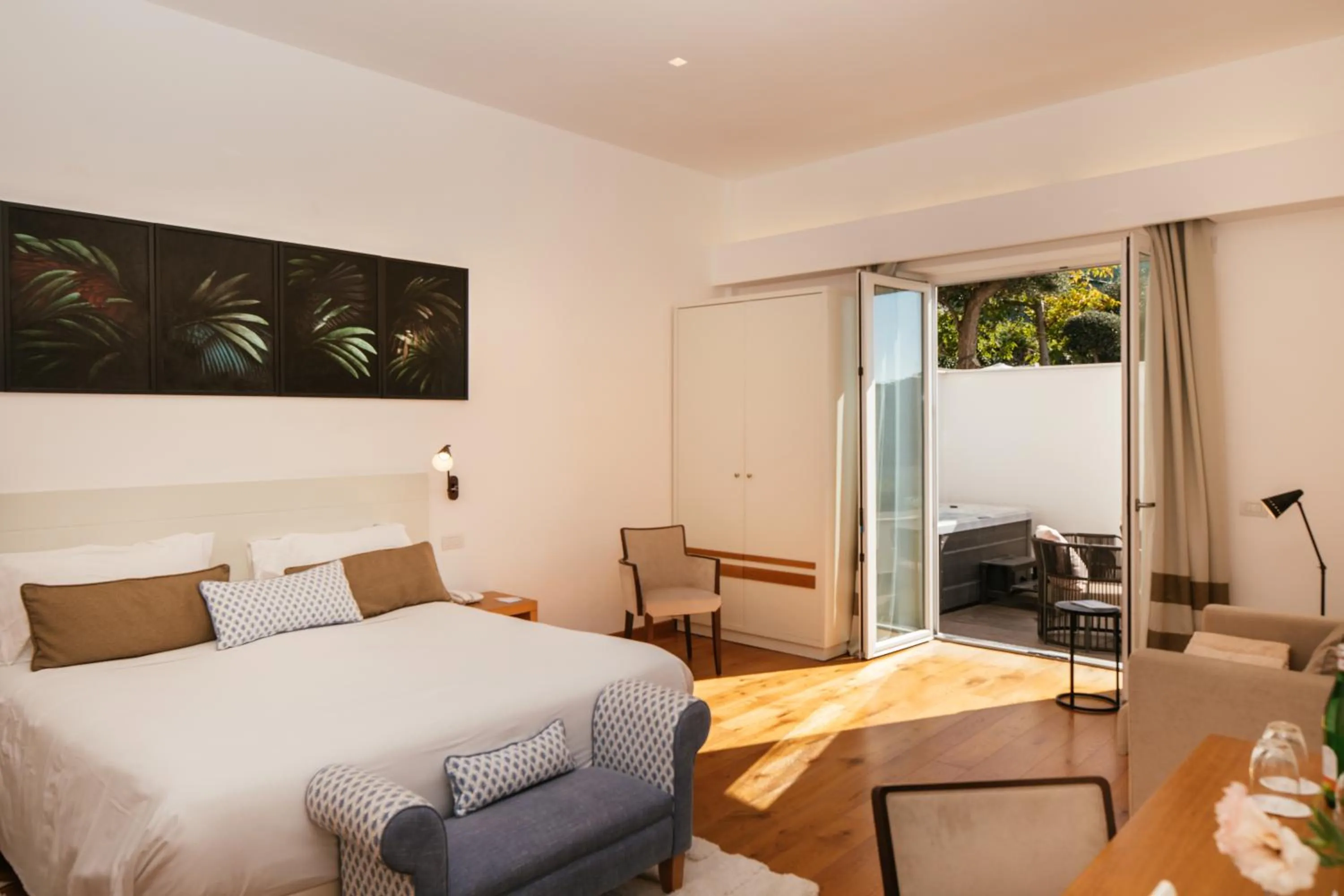 Hot Tub, Bed in Villa Fiorella Art Hotel