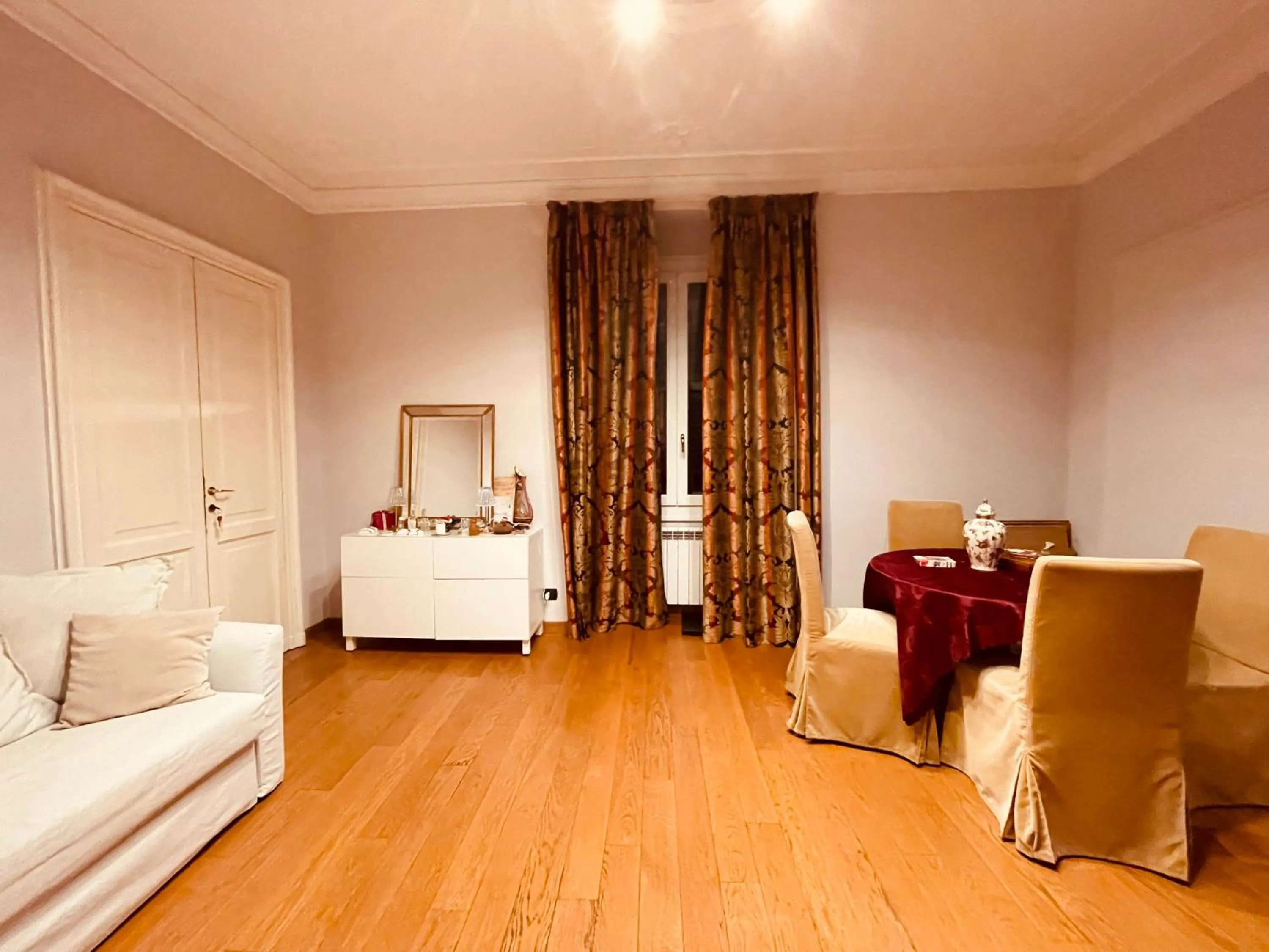 Photo of the whole room, Bed in Paradise Rooms - Brignole Station - Private Rooms