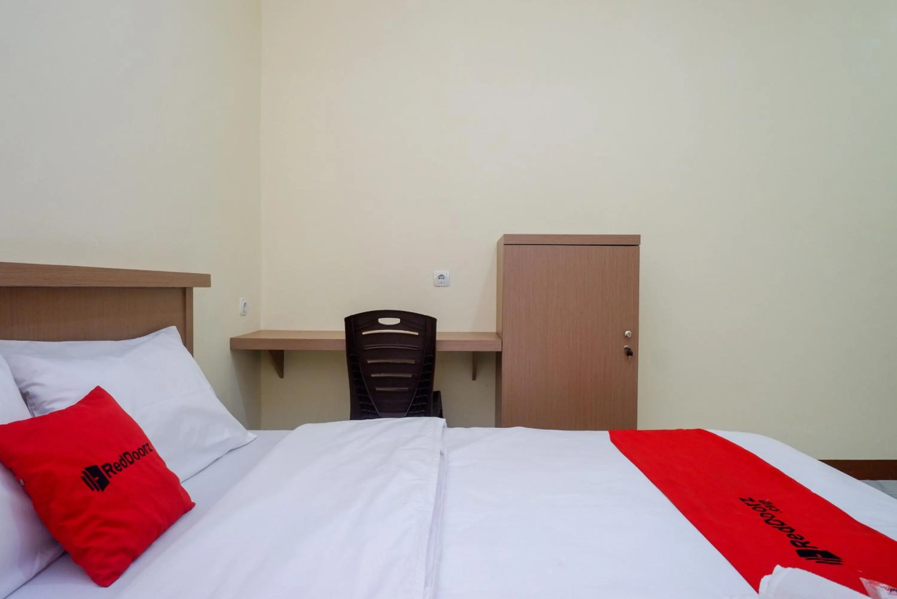 Bedroom, Bed in RedDoorz near Tugu Muda Semarang