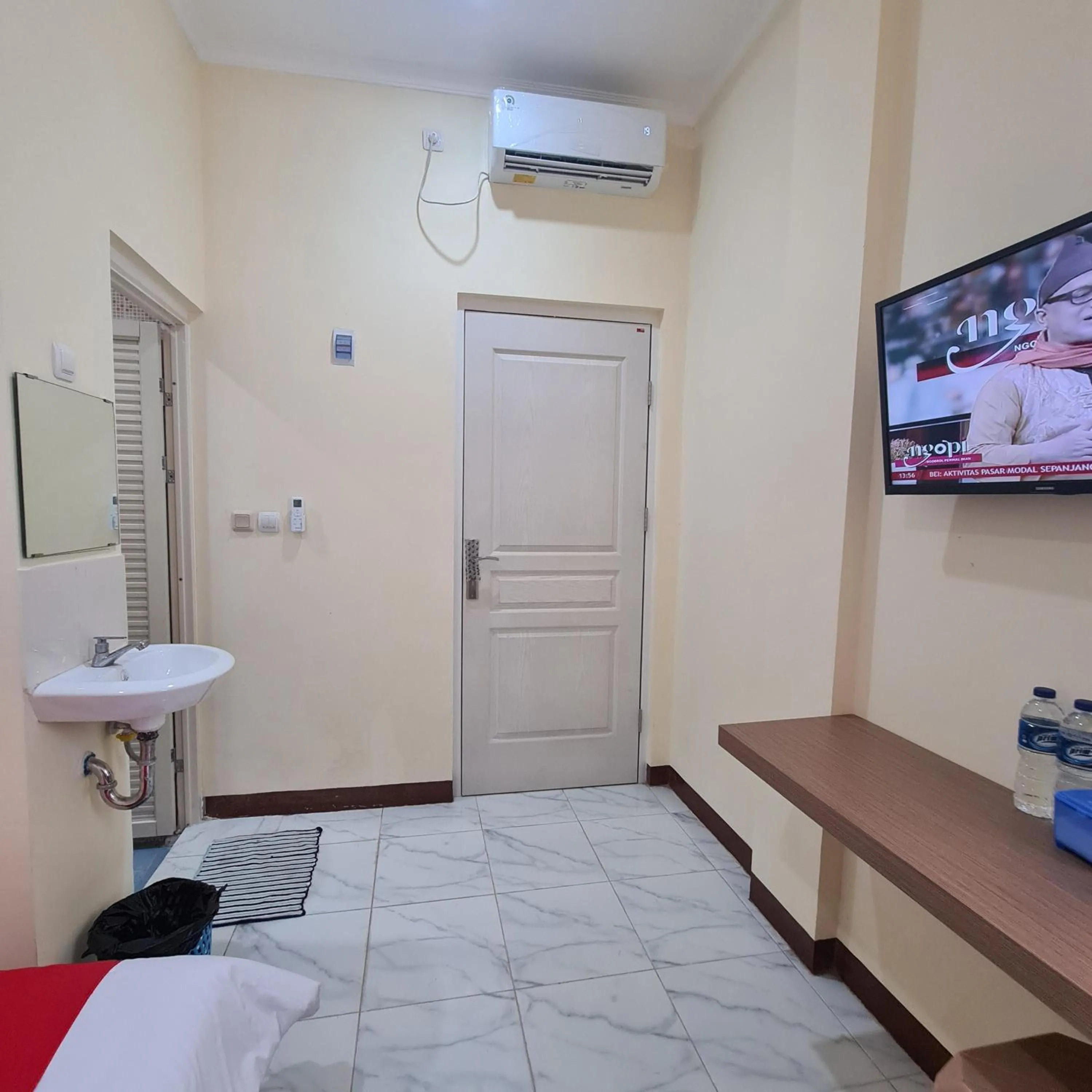 Bed in RedDoorz near Tugu Muda Semarang