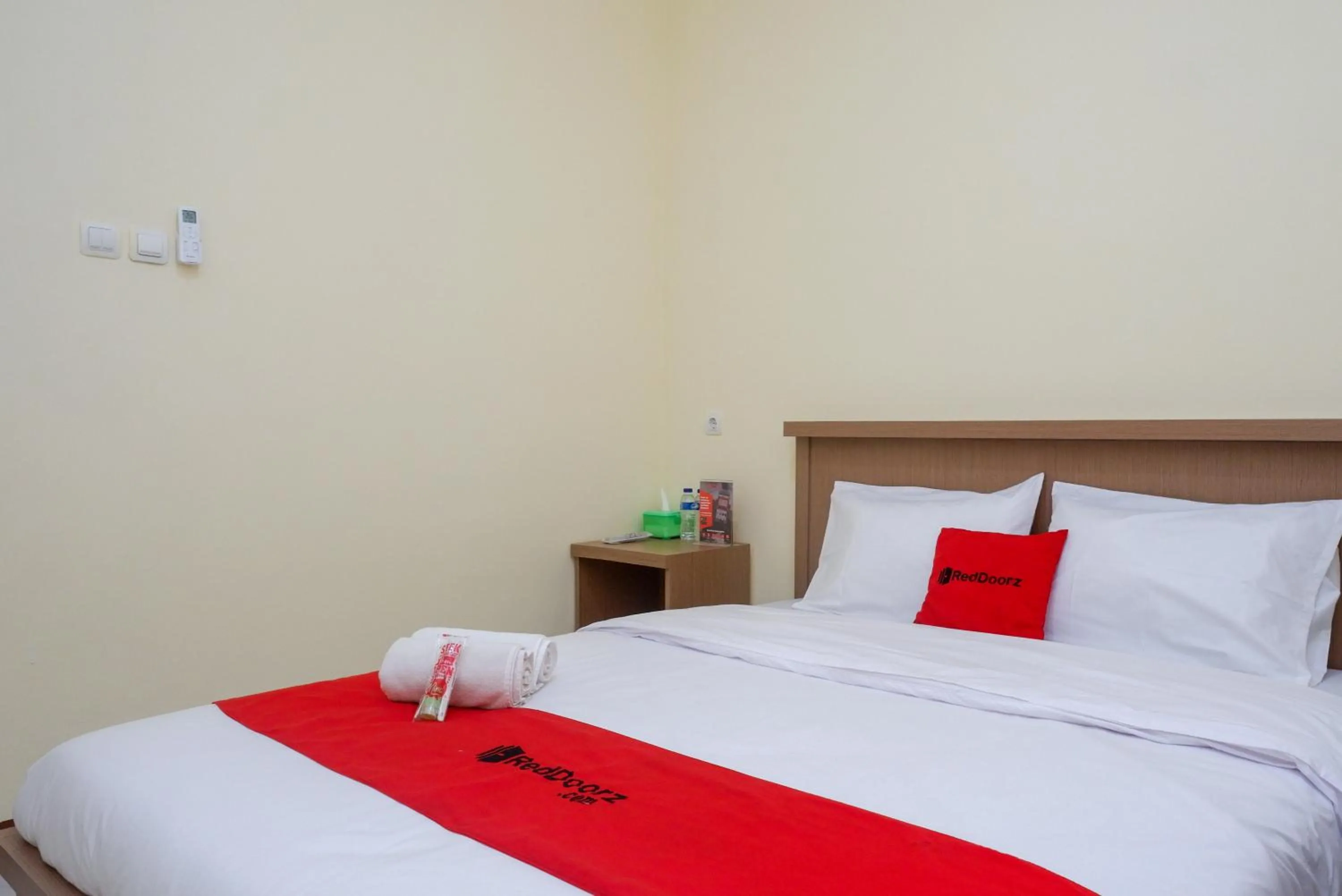 Bedroom, Bed in RedDoorz near Tugu Muda Semarang