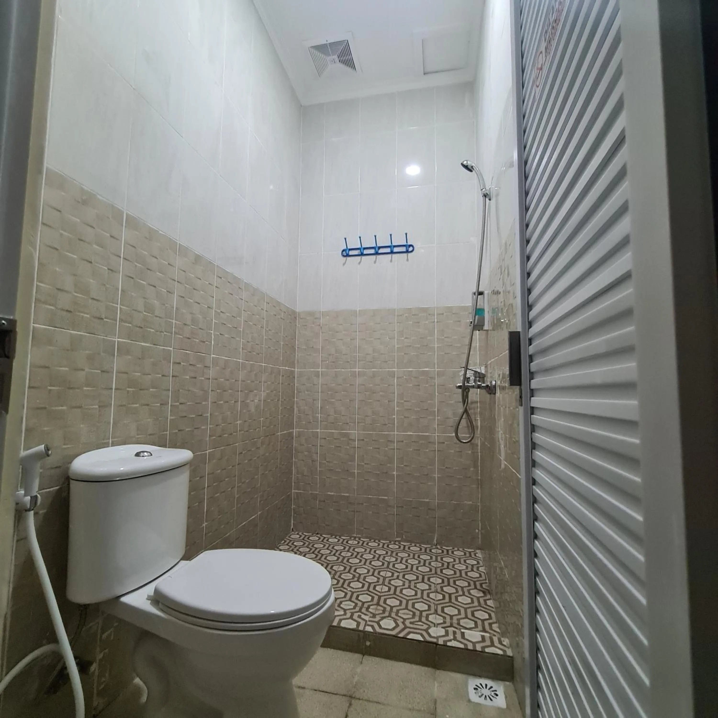 Toilet in RedDoorz near Tugu Muda Semarang