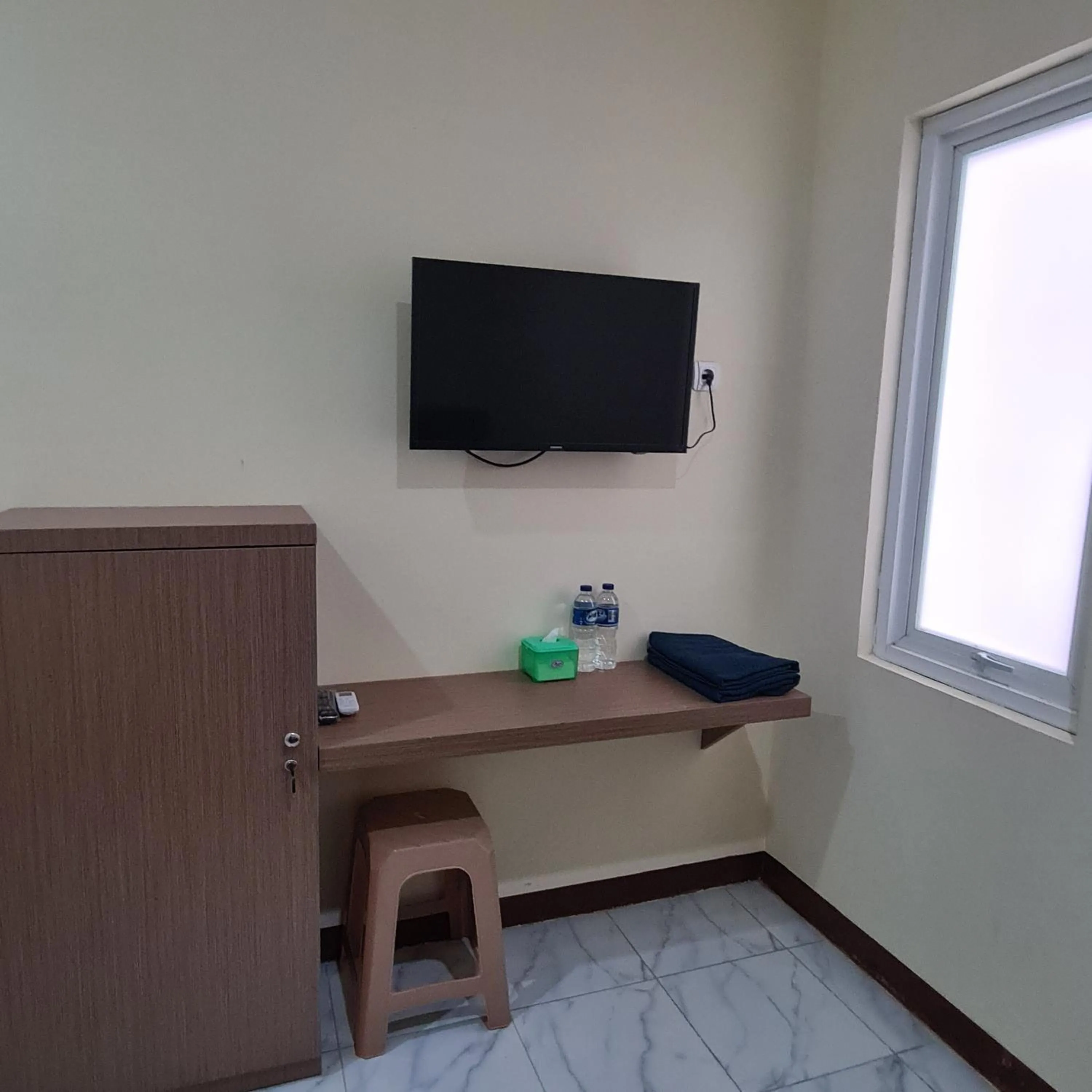 TV and multimedia in RedDoorz near Tugu Muda Semarang