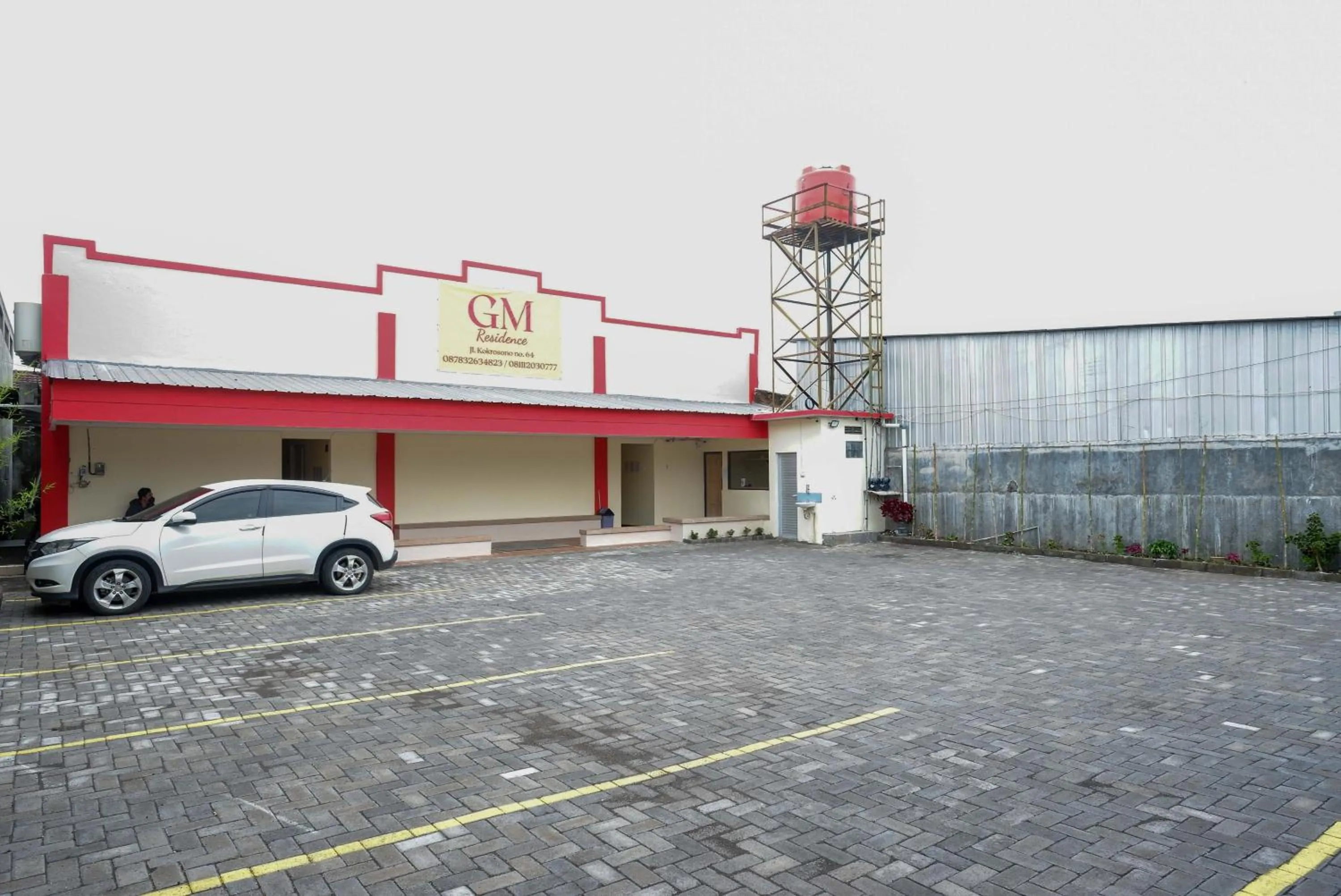 Facade/entrance in RedDoorz near Tugu Muda Semarang