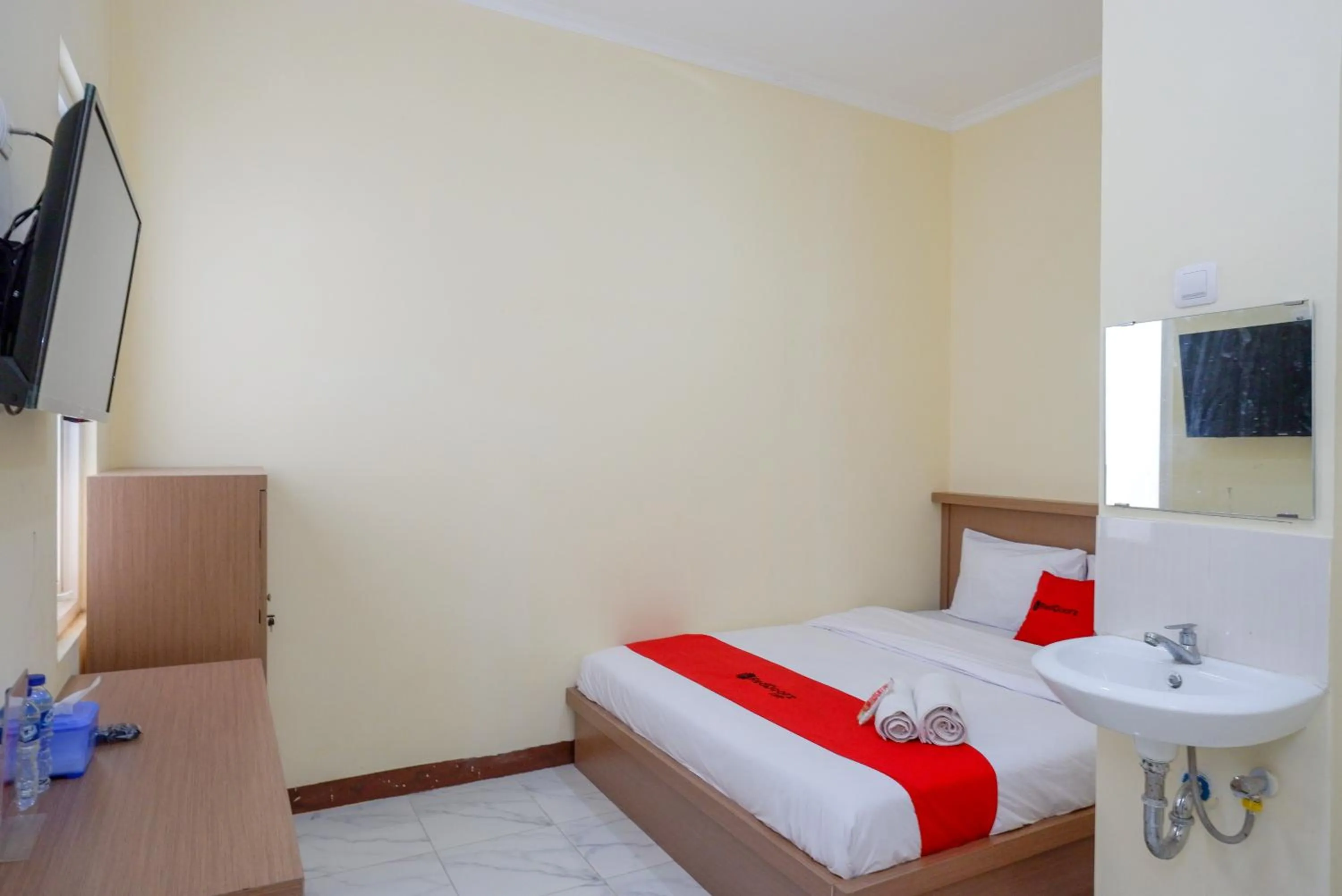 Bedroom, Bed in RedDoorz near Tugu Muda Semarang