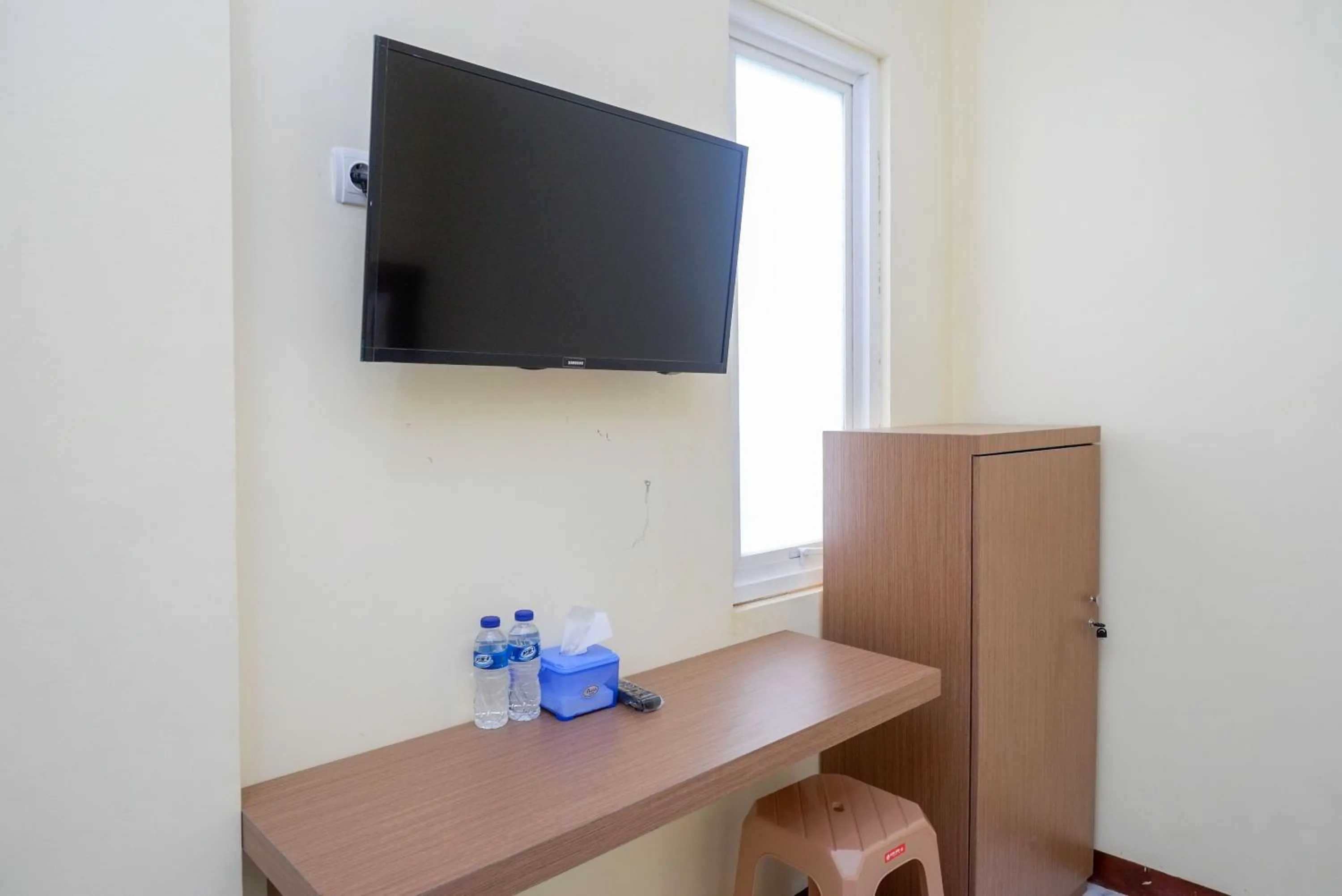 TV and multimedia in RedDoorz near Tugu Muda Semarang