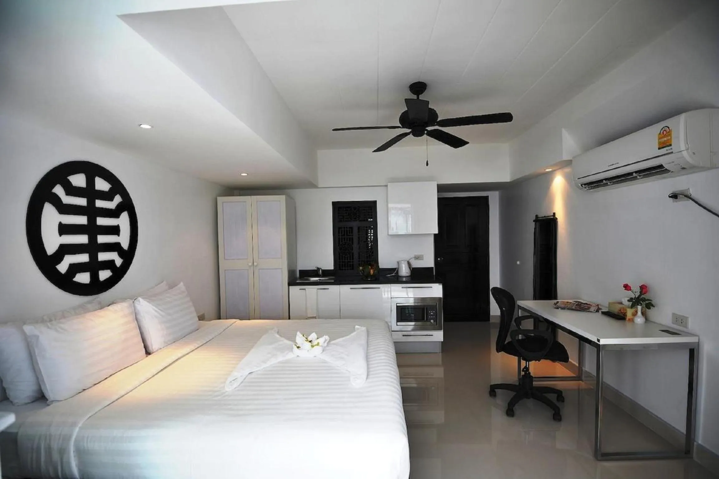 Photo of the whole room, Bed in Siam Palm Residence