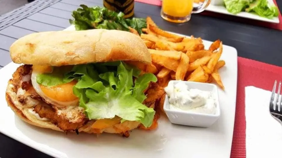 Restaurant/places to eat in Siam Palm Residence