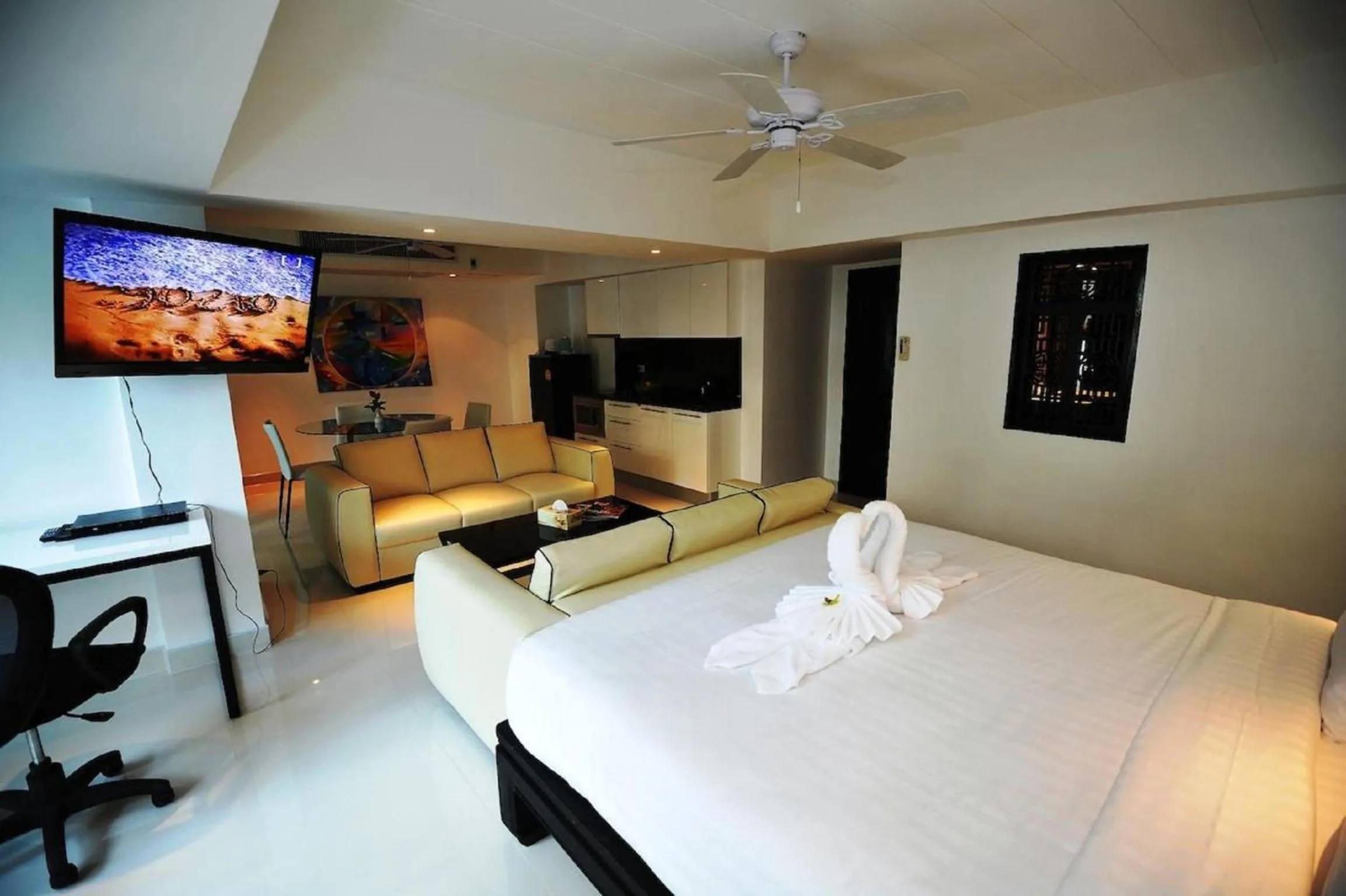 Photo of the whole room, Bed in Siam Palm Residence