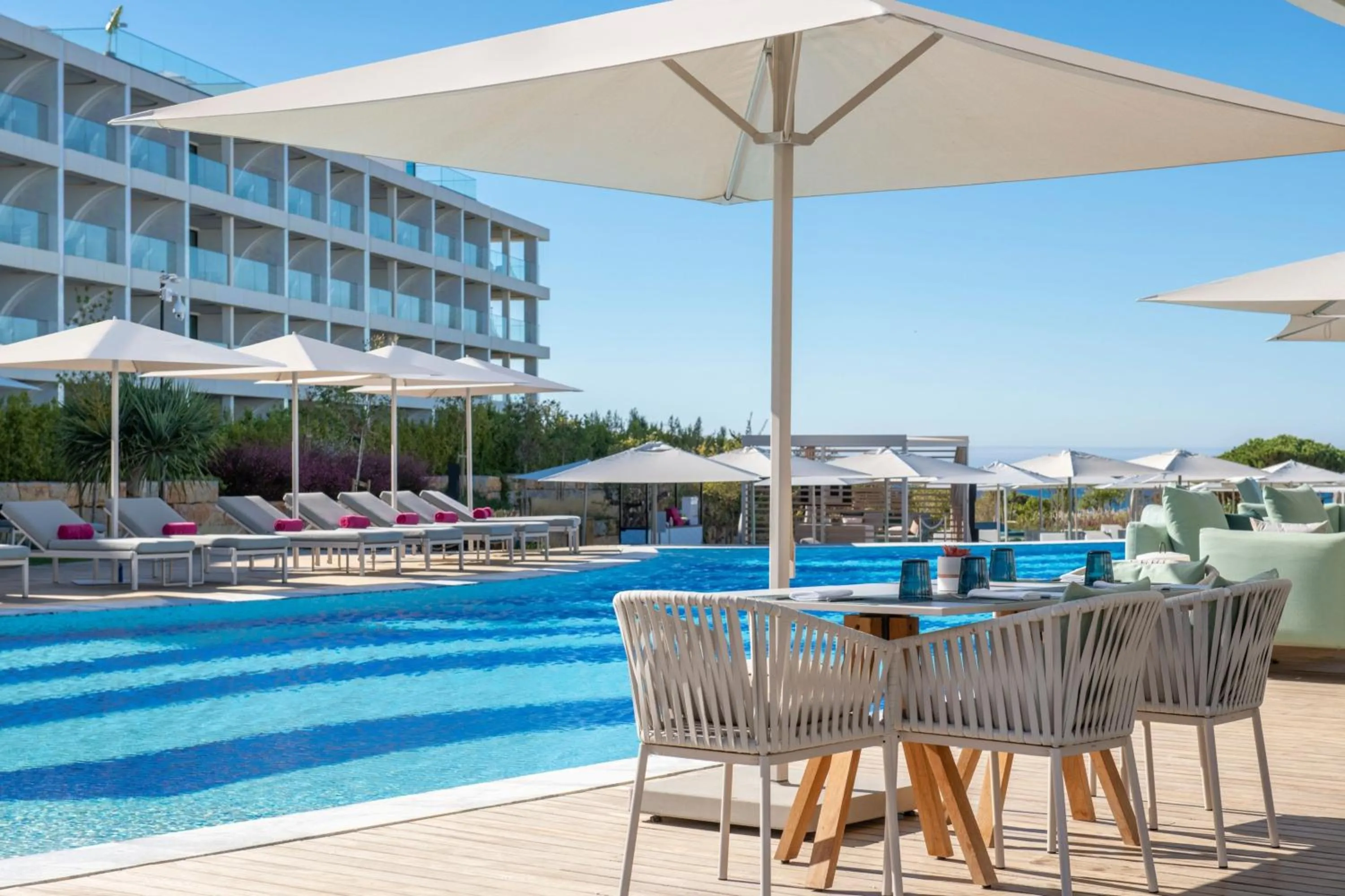 Restaurant/places to eat in W Algarve