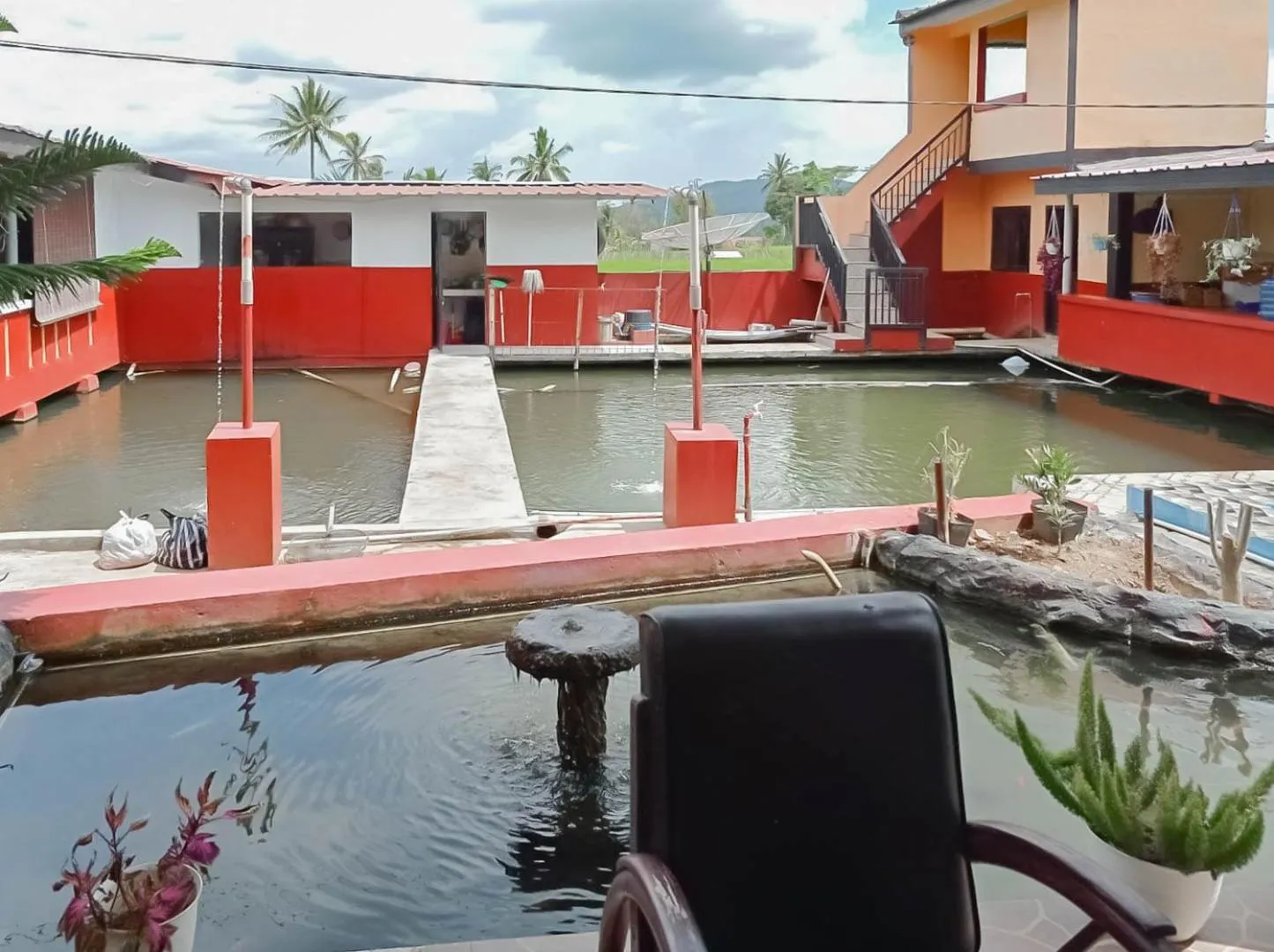 Pool view in Saung Aligo Syariah RedPartner