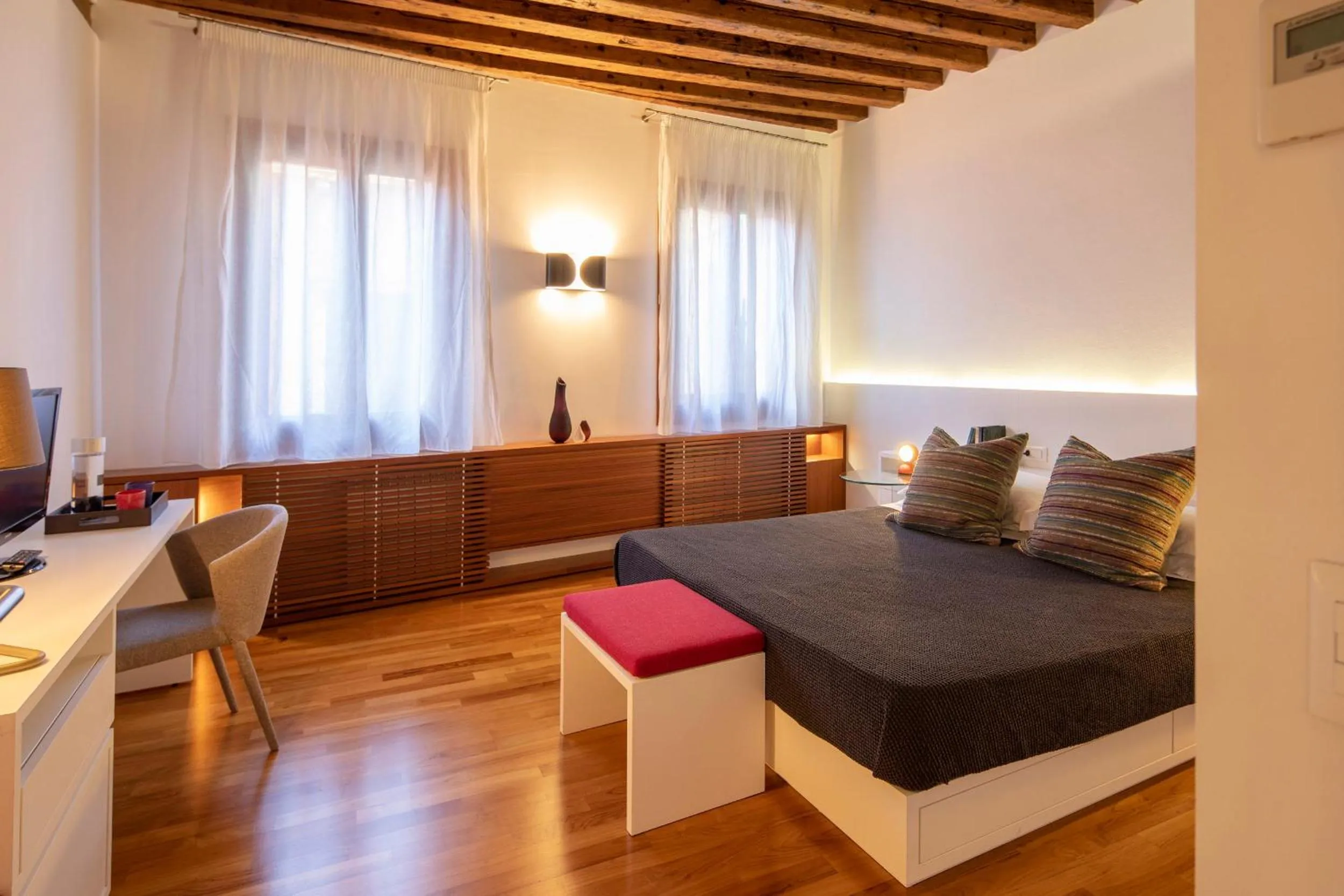 Decorative detail, Bed in Ca' della Scimmia - Rialto - Venice