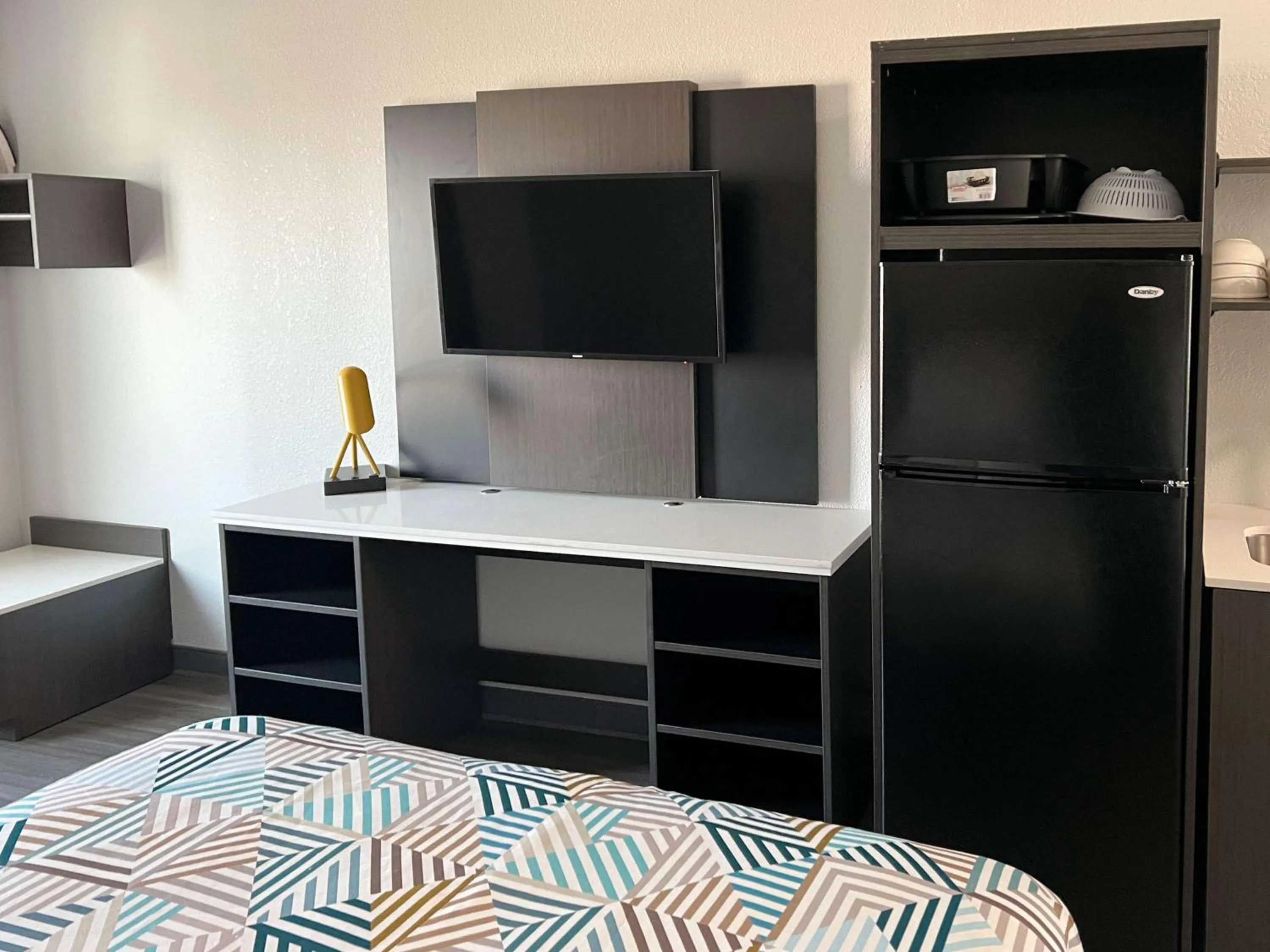 Bedroom, Bed in Studio 6 Altoona IA Des Moines East