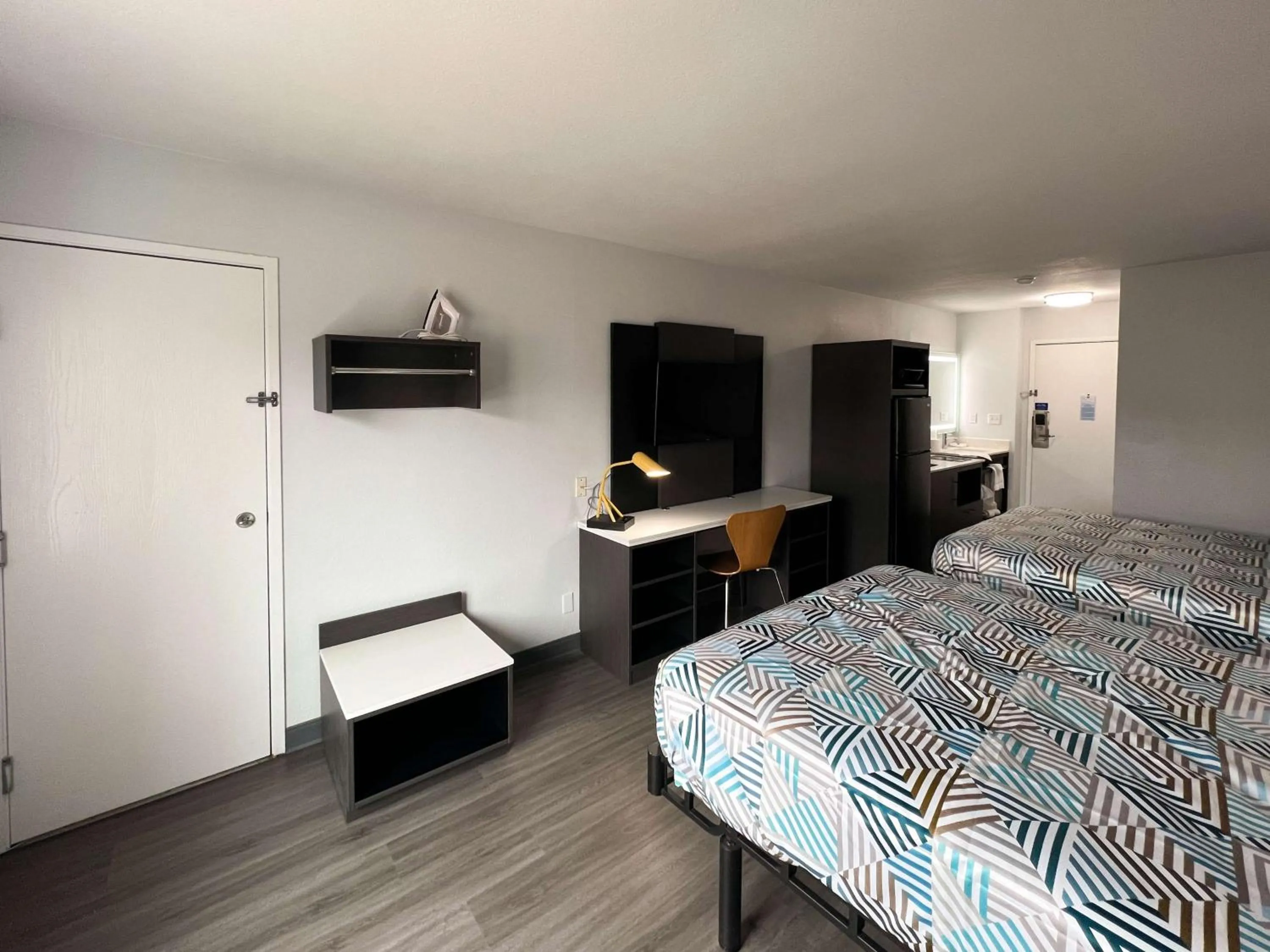 Bedroom, Bed in Studio 6 Altoona IA Des Moines East