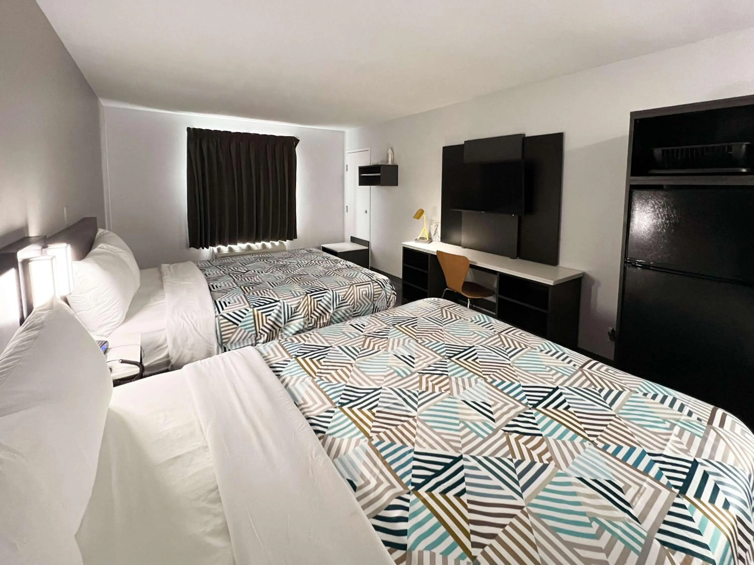 Bedroom, Bed in Studio 6 Altoona IA Des Moines East