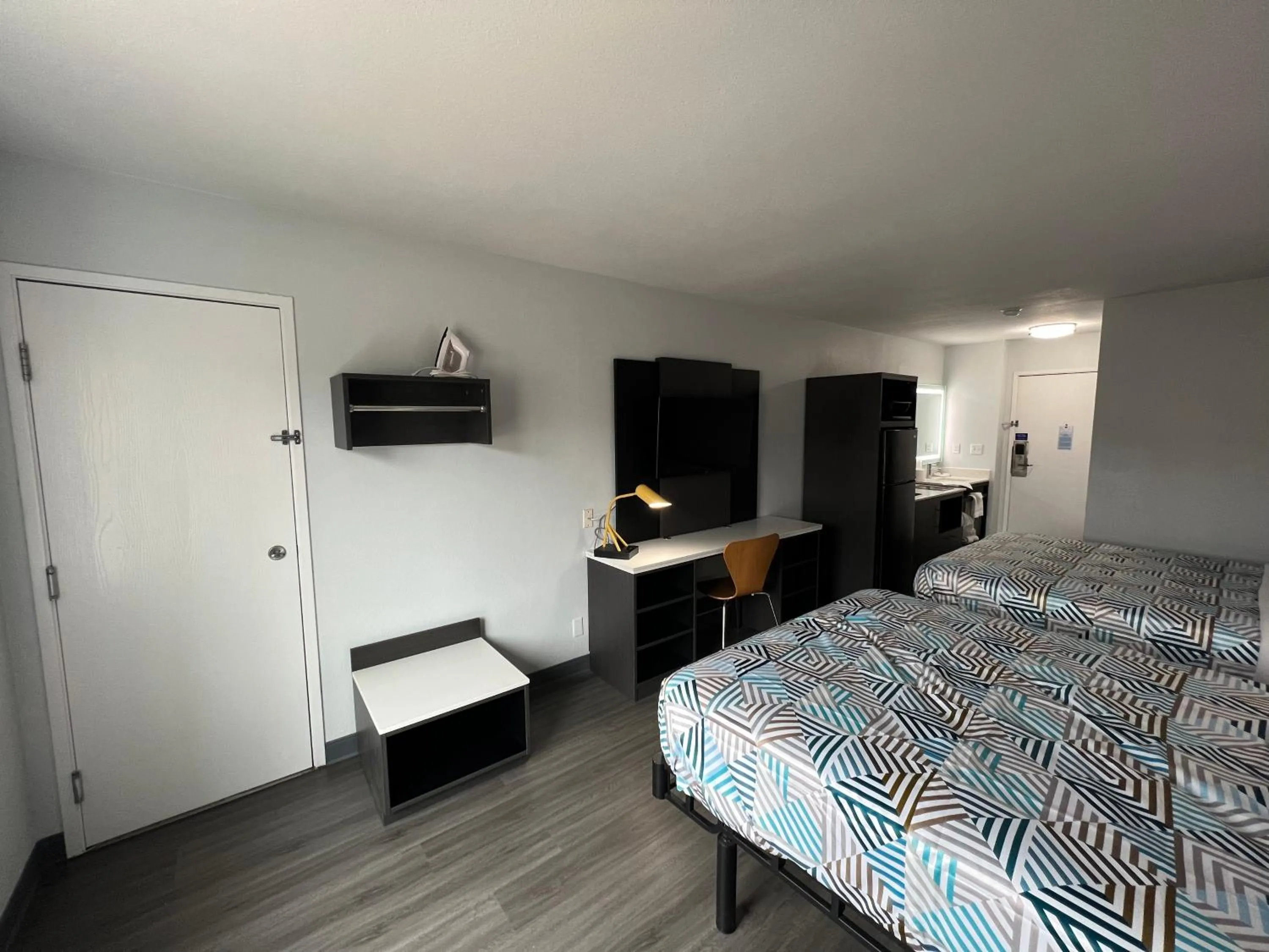 Bedroom, Bed in Studio 6 Altoona IA Des Moines East