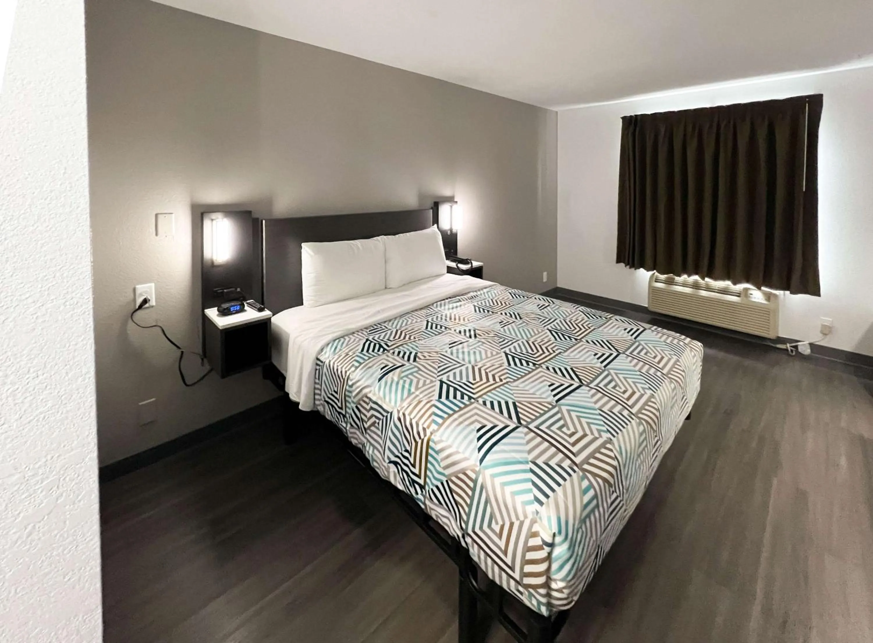 Bedroom, Bed in Studio 6 Altoona IA Des Moines East