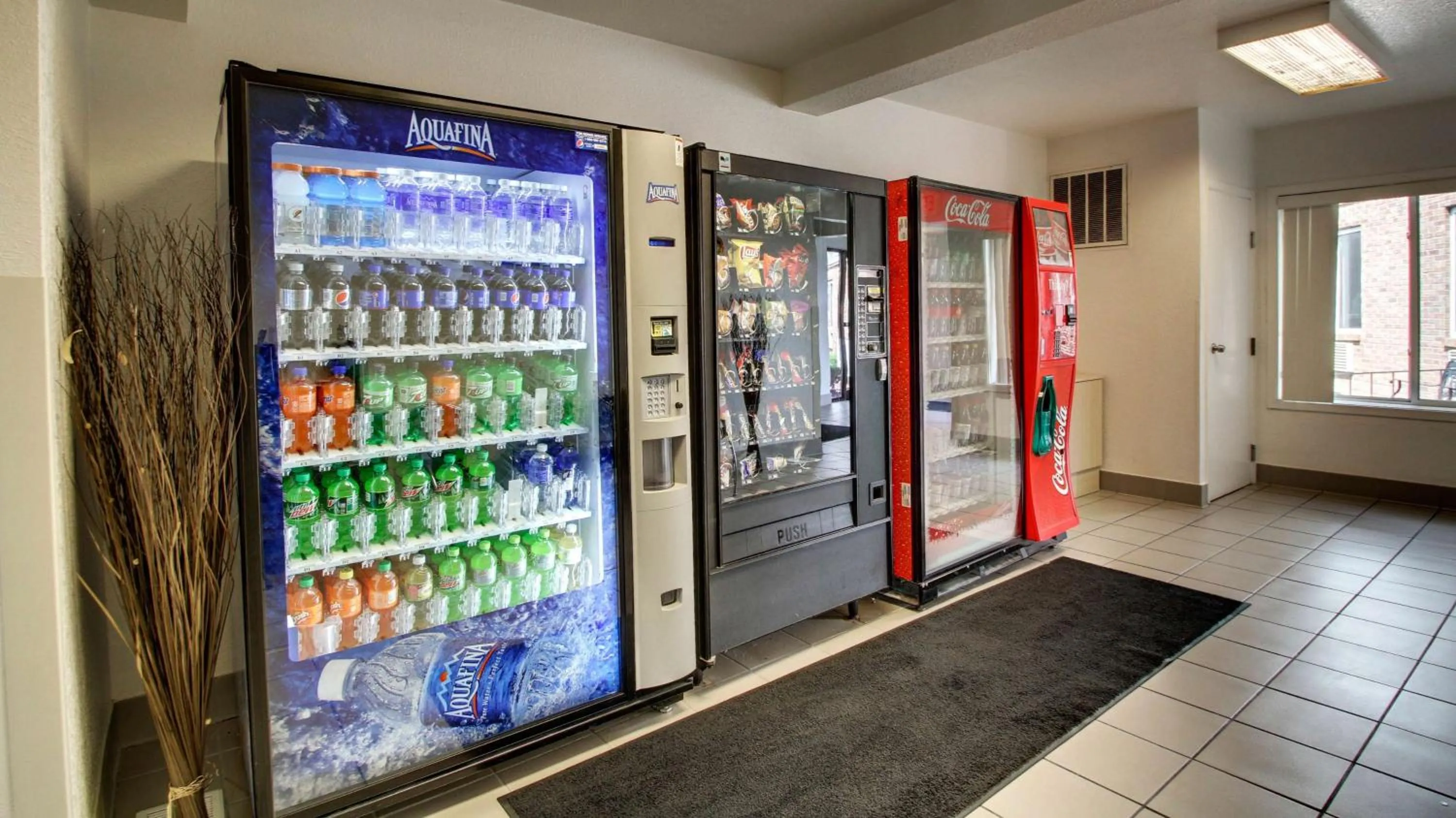 Property building in Studio 6 Altoona IA Des Moines East