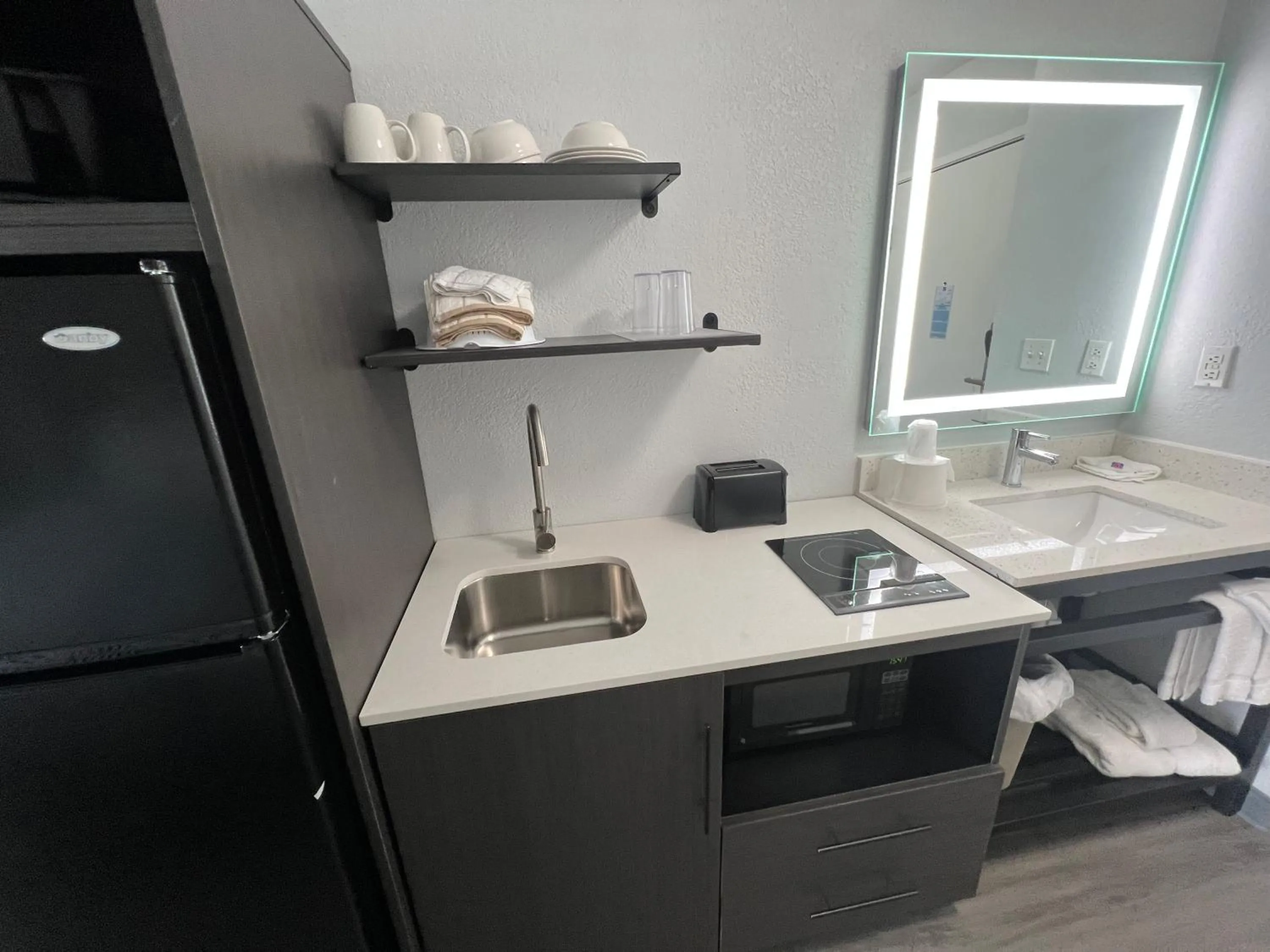 Kitchen or kitchenette in Studio 6 Altoona IA Des Moines East