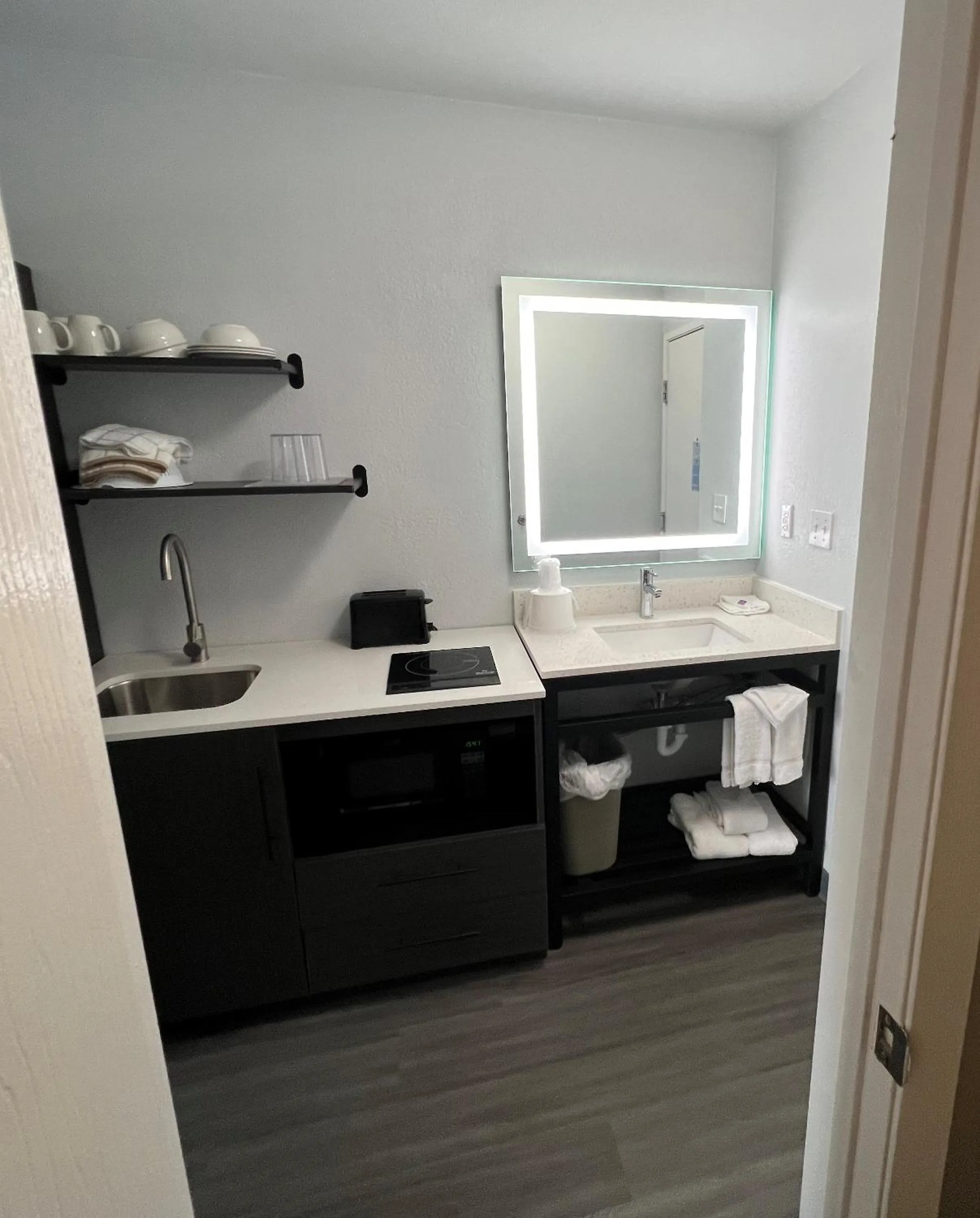 Kitchen or kitchenette in Studio 6 Altoona IA Des Moines East