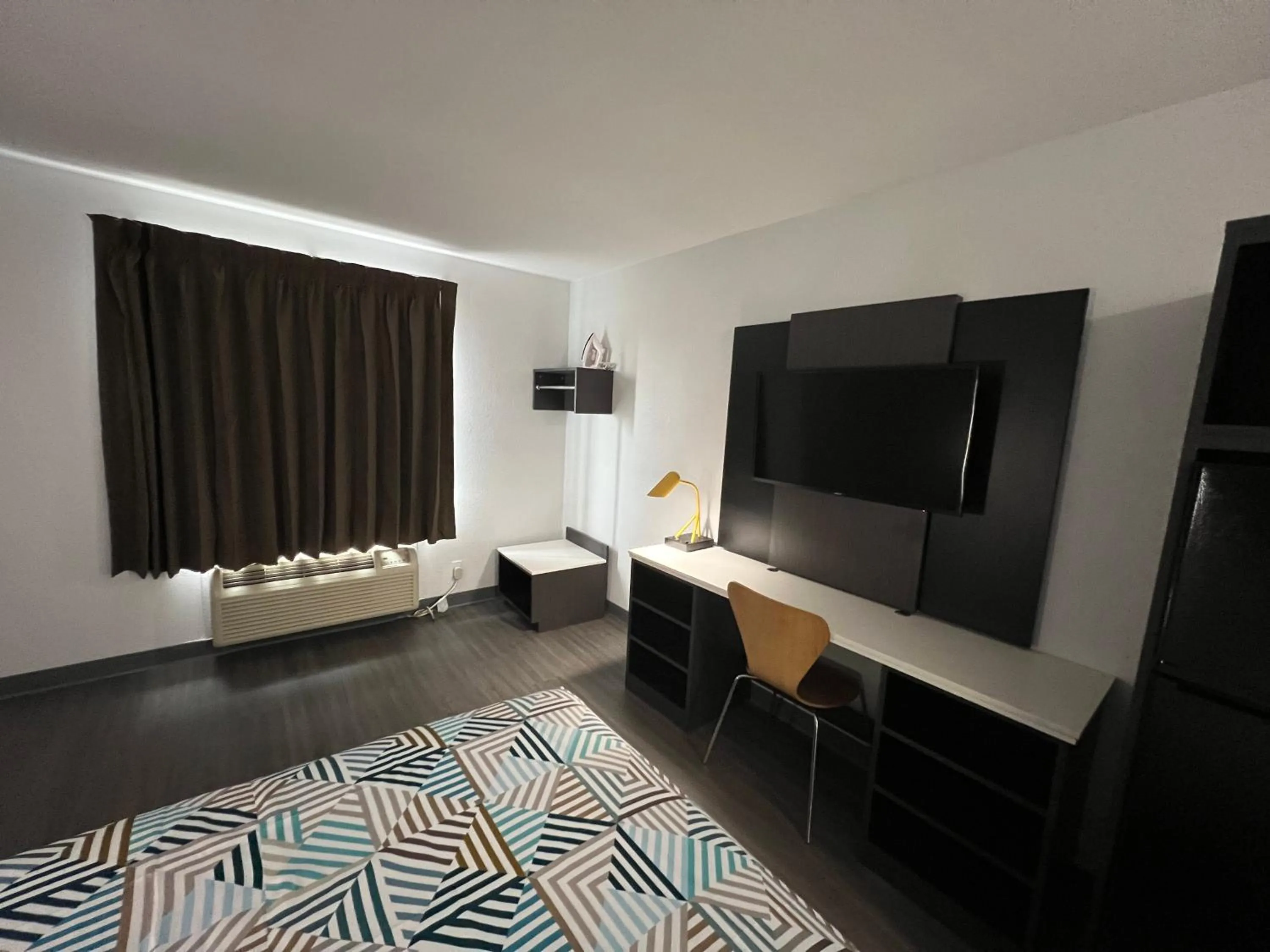 Bedroom, Bed in Studio 6 Altoona IA Des Moines East