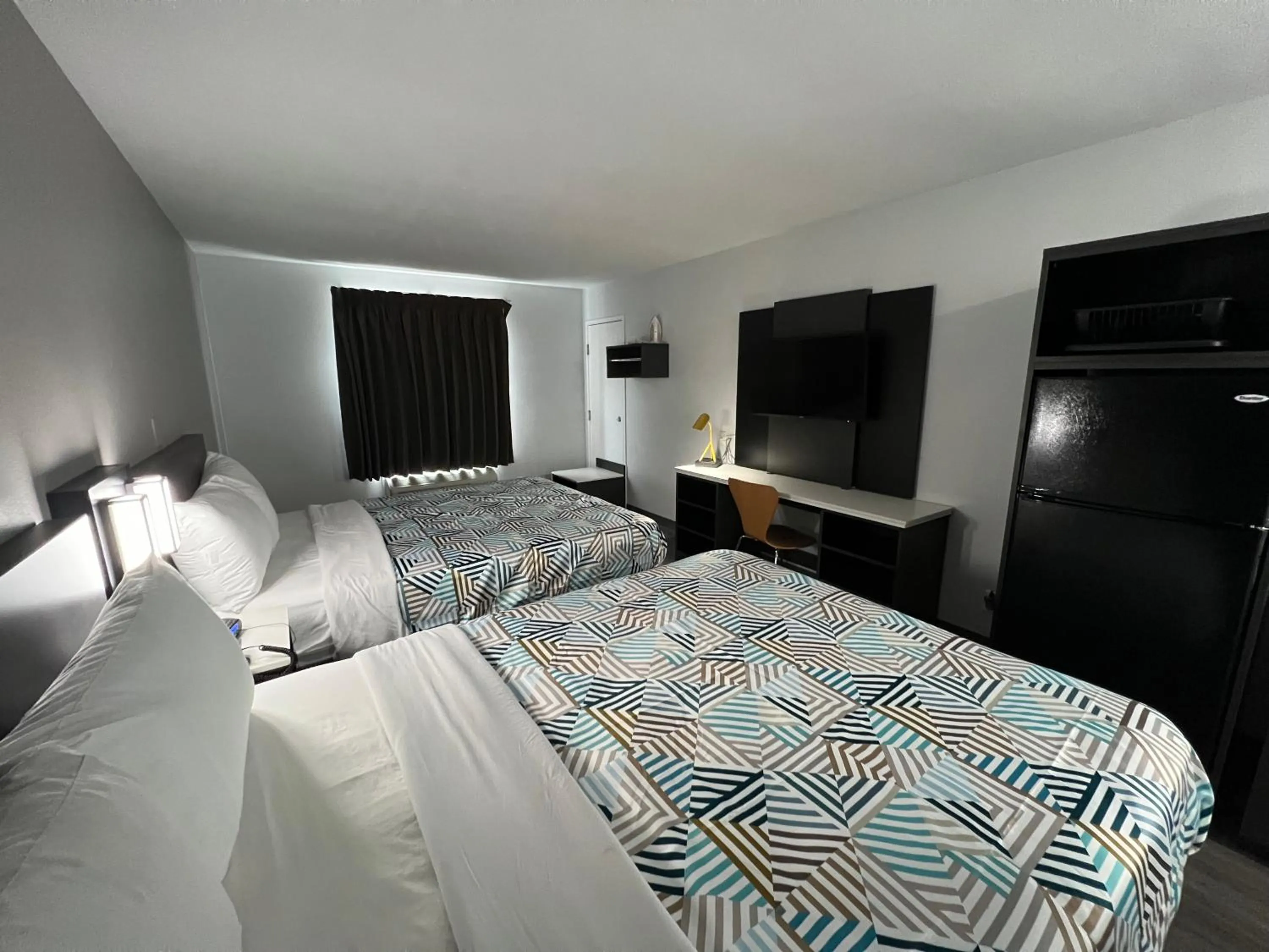 Bedroom, Bed in Studio 6 Altoona IA Des Moines East