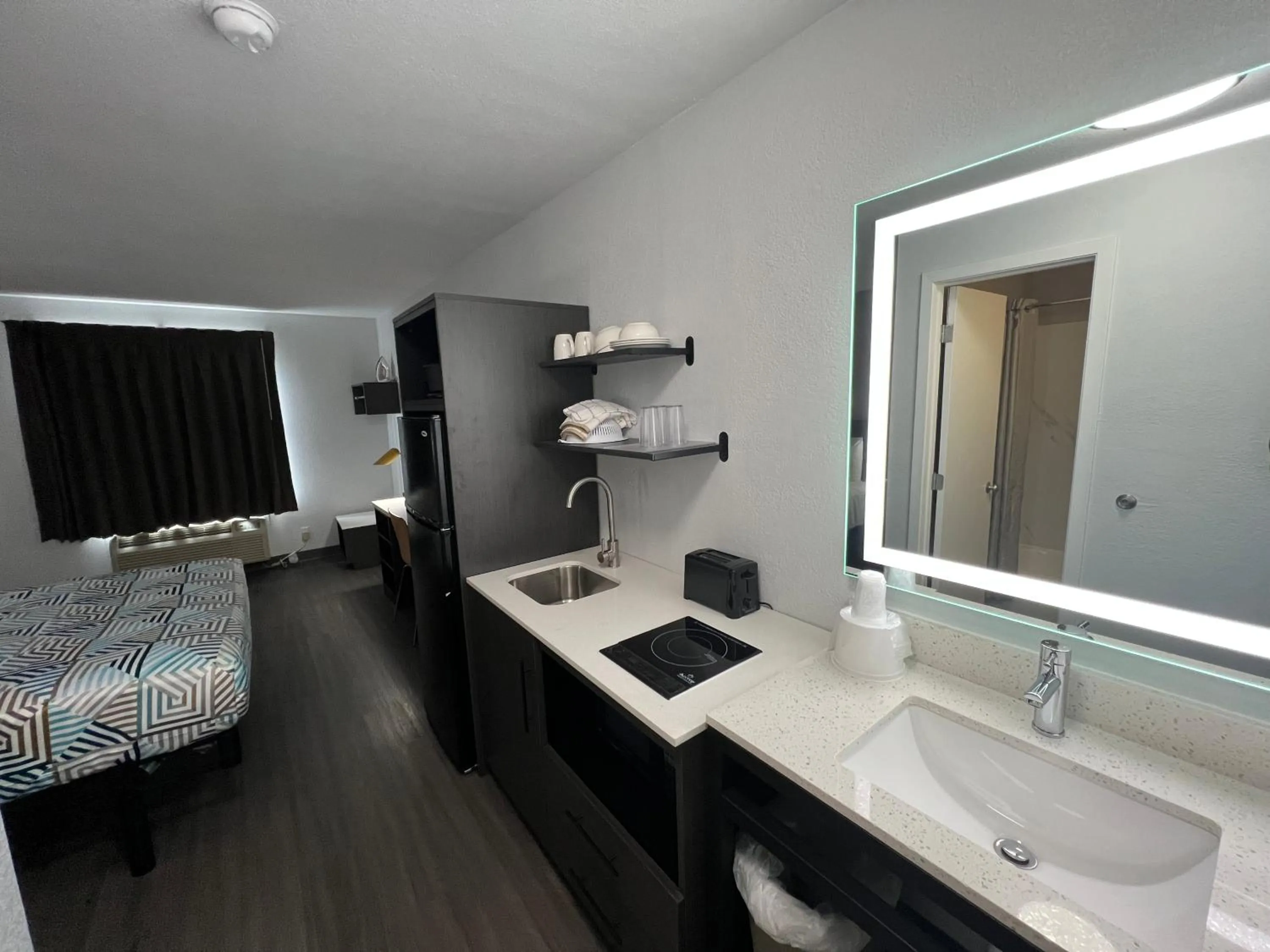 Bedroom, Bed in Studio 6 Altoona IA Des Moines East