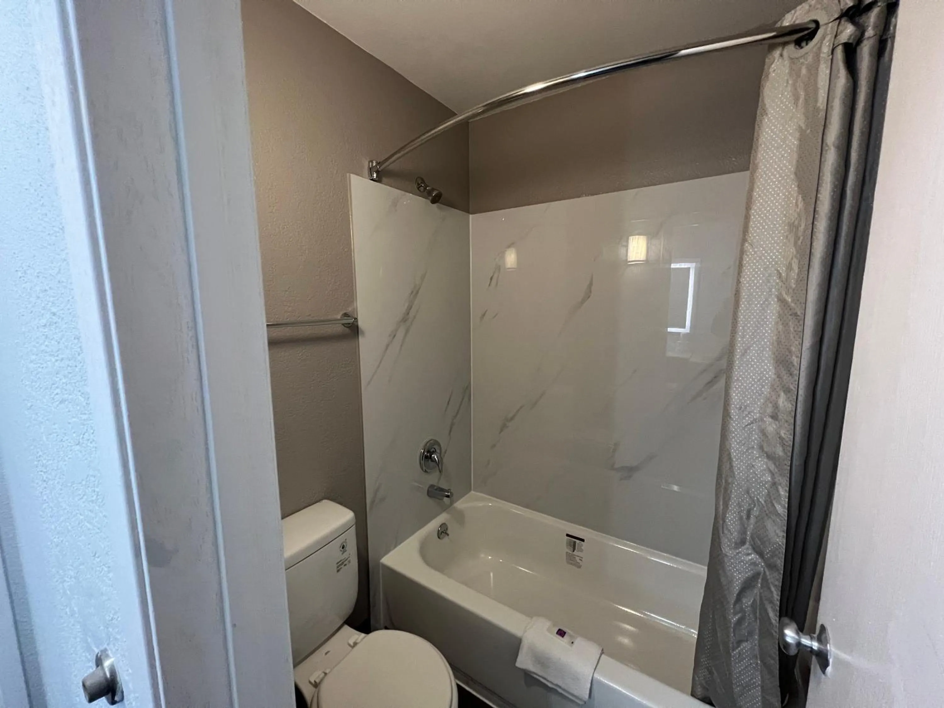 Bathroom in Studio 6 Altoona IA Des Moines East