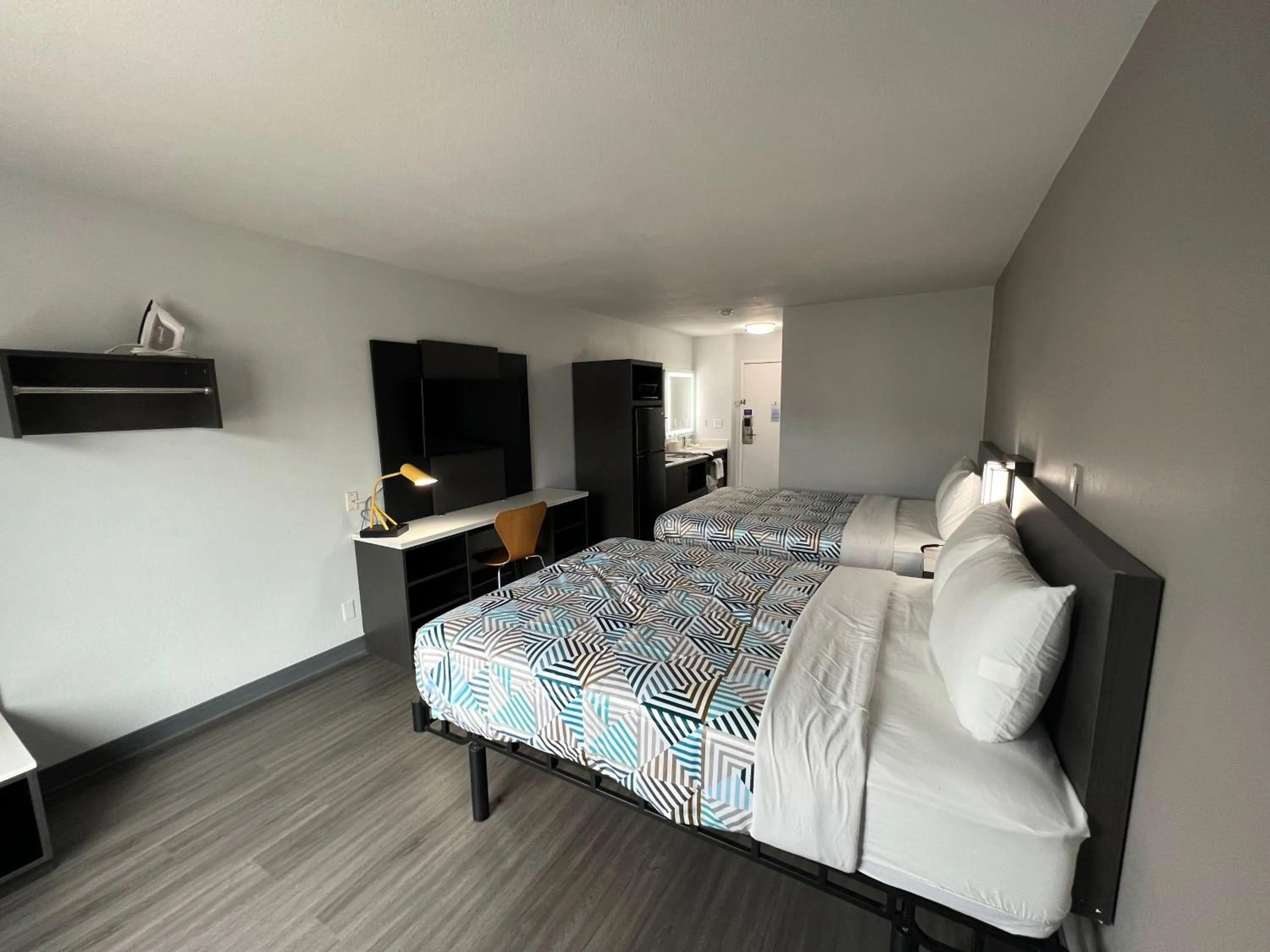 Bedroom, Bed in Studio 6 Altoona IA Des Moines East