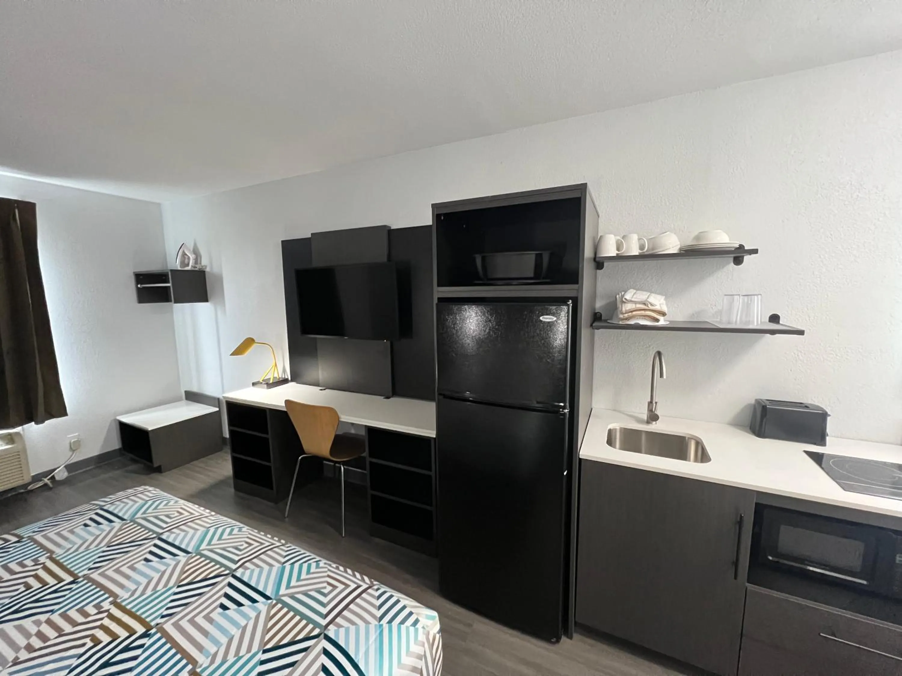 TV and multimedia, Bed in Studio 6 Altoona IA Des Moines East