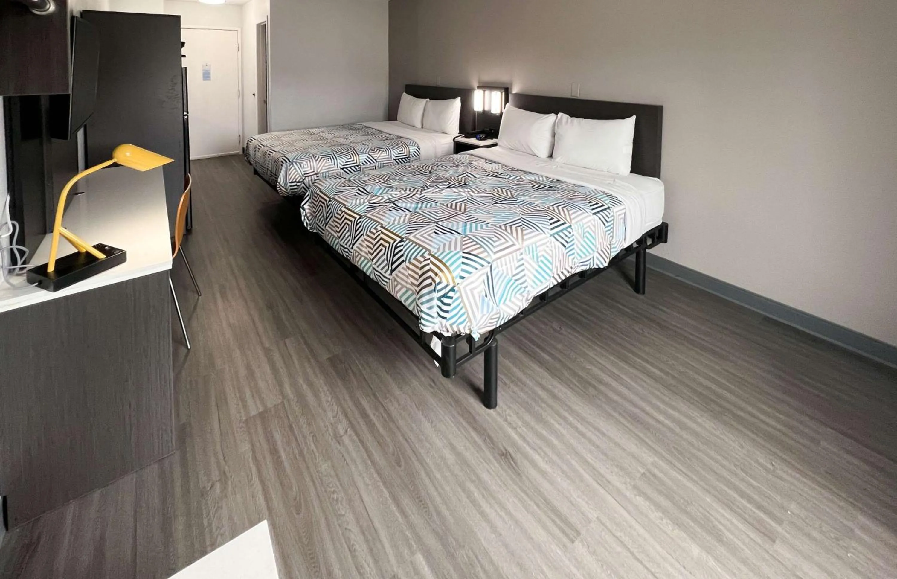 Bedroom, Bed in Studio 6 Altoona IA Des Moines East