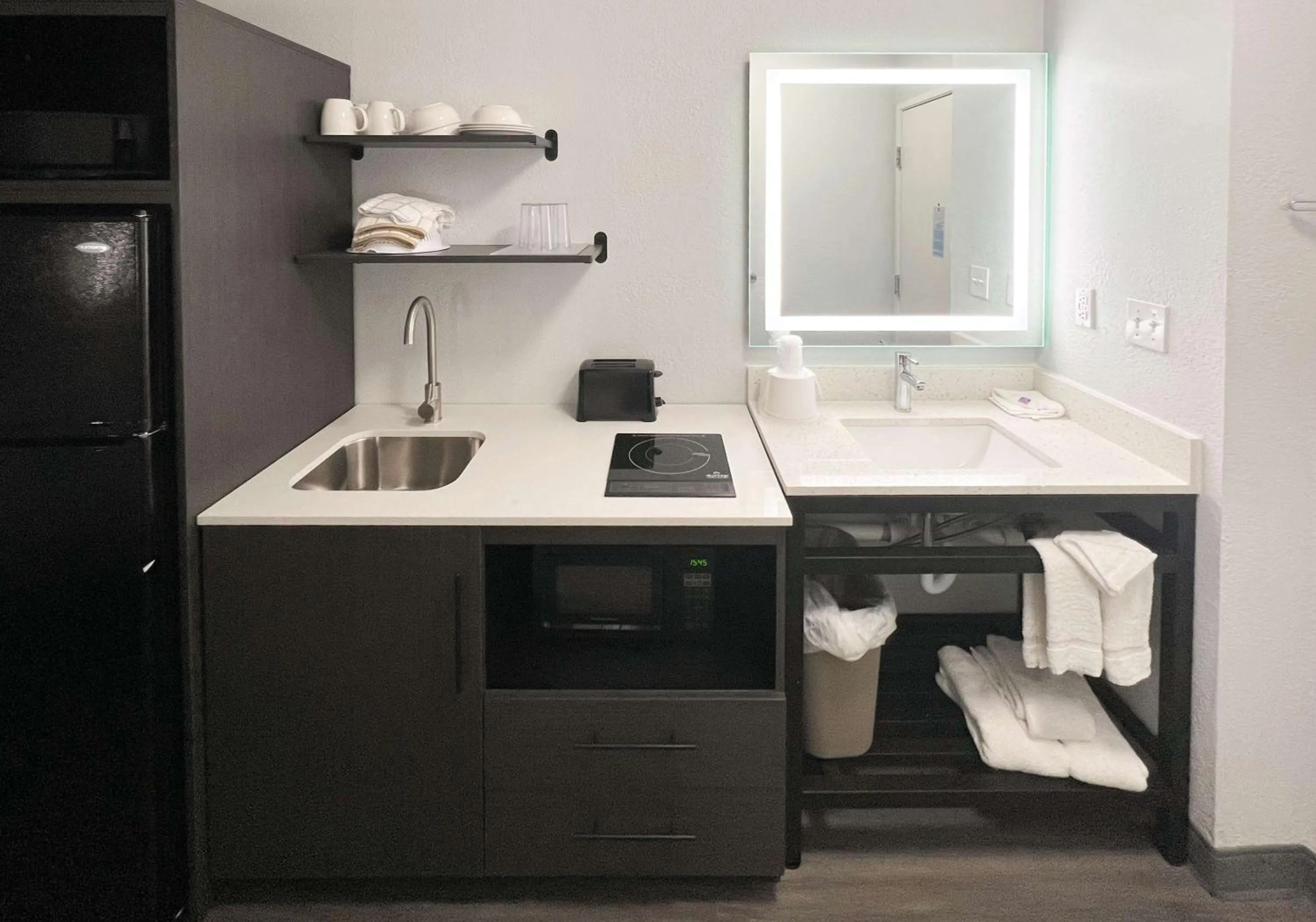 Photo of the whole room in Studio 6 Altoona IA Des Moines East