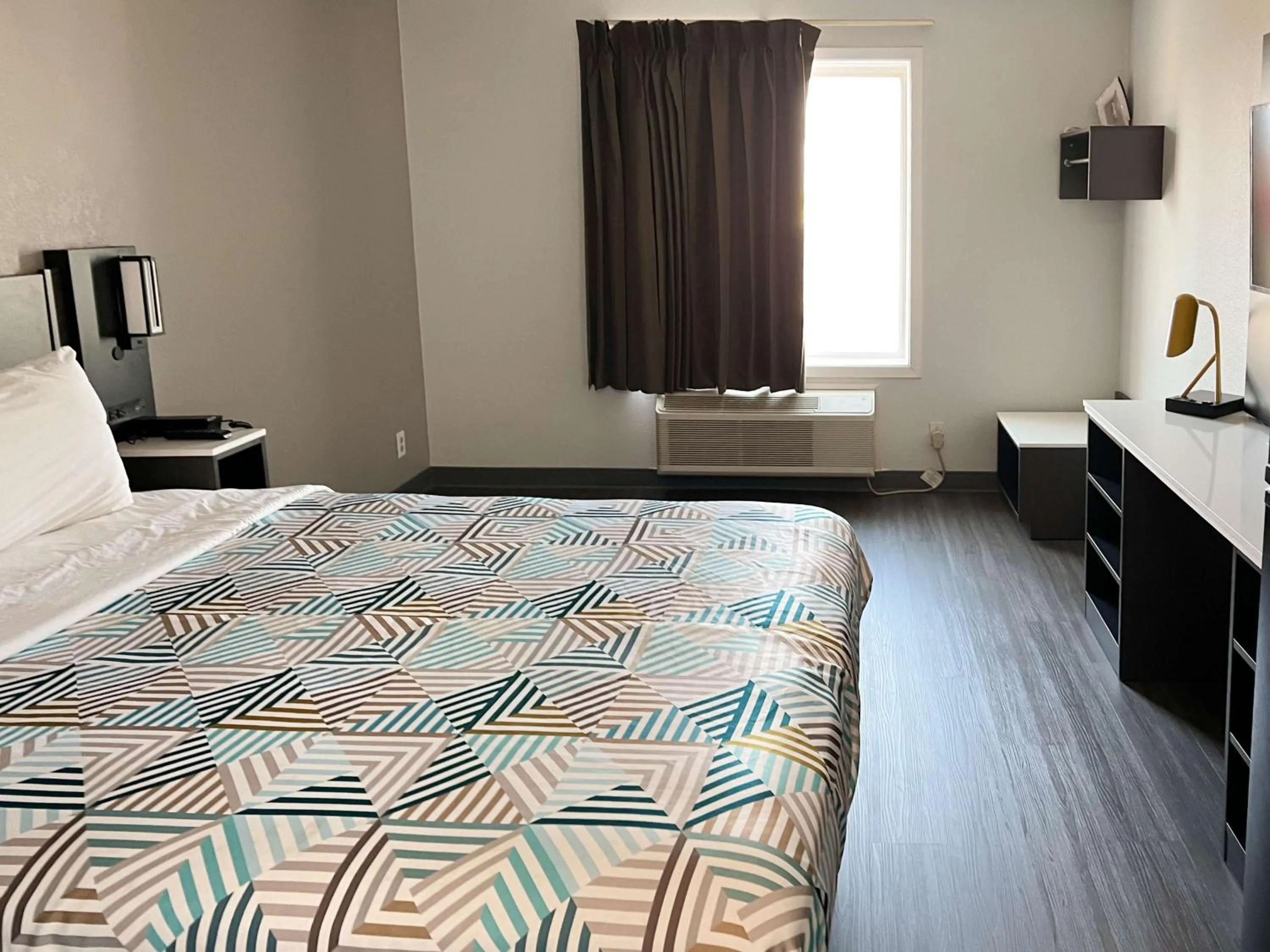 Bedroom, Bed in Studio 6 Altoona IA Des Moines East