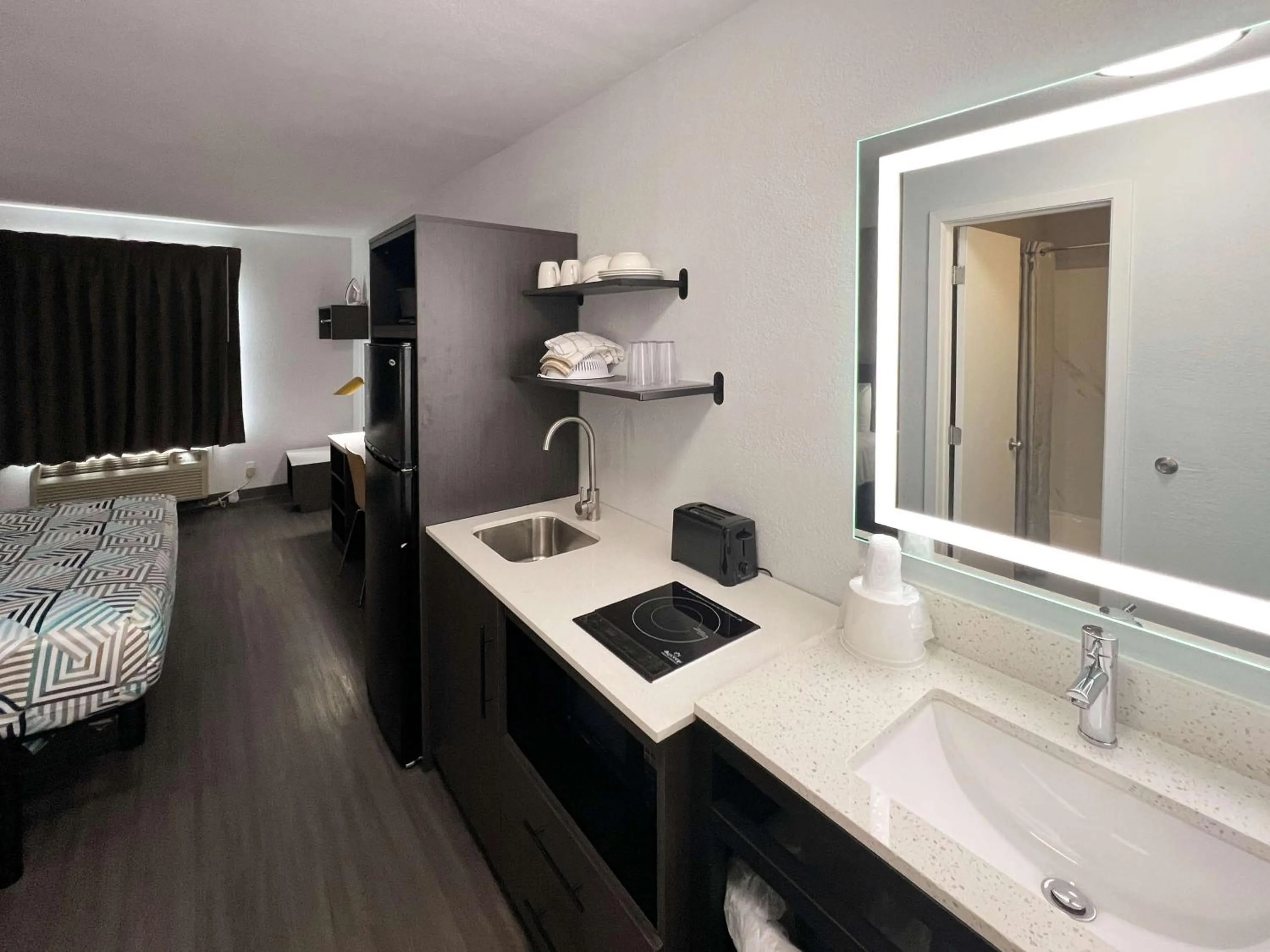 Bedroom, Bed in Studio 6 Altoona IA Des Moines East