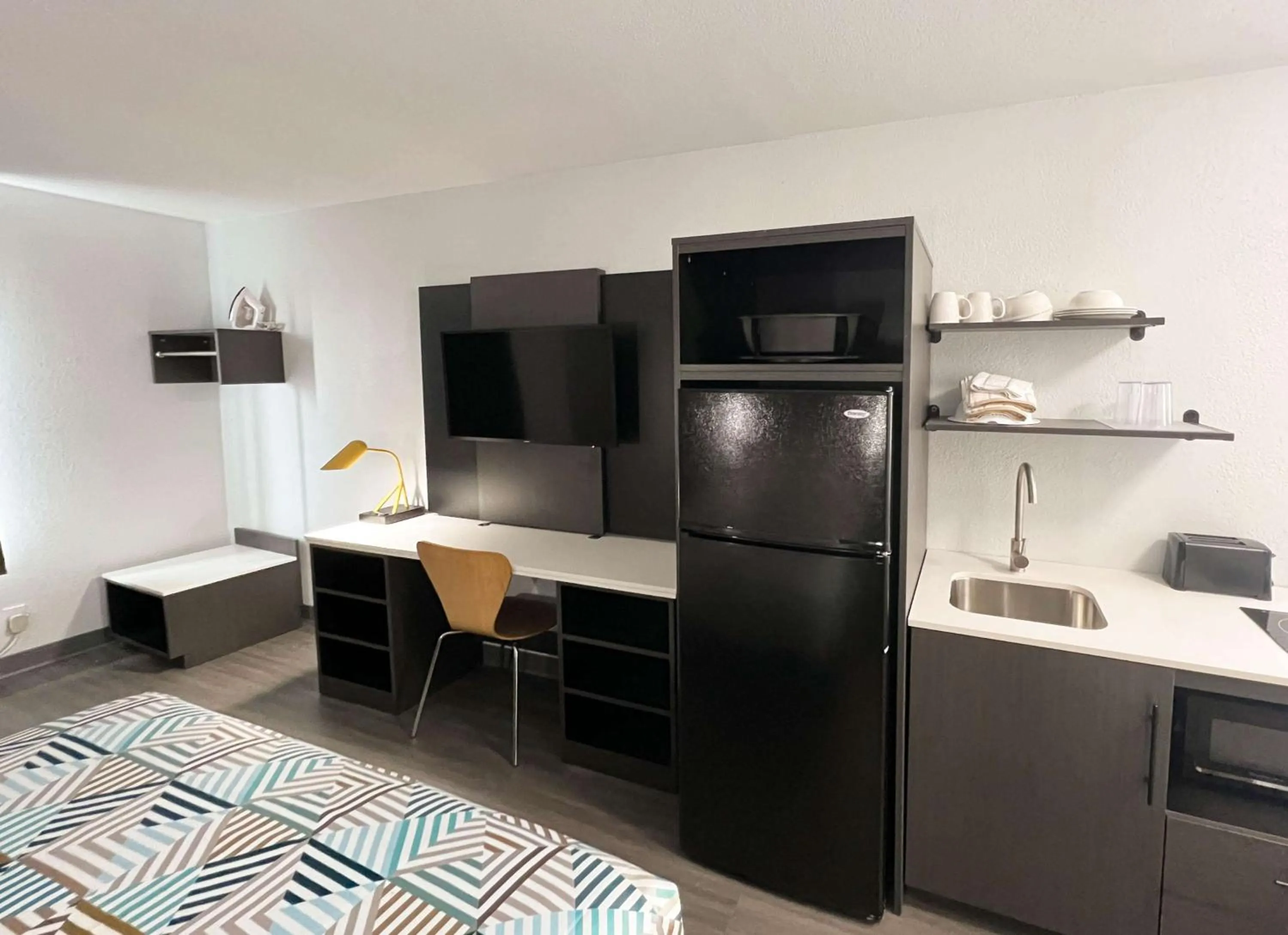 Bedroom, Bed in Studio 6 Altoona IA Des Moines East