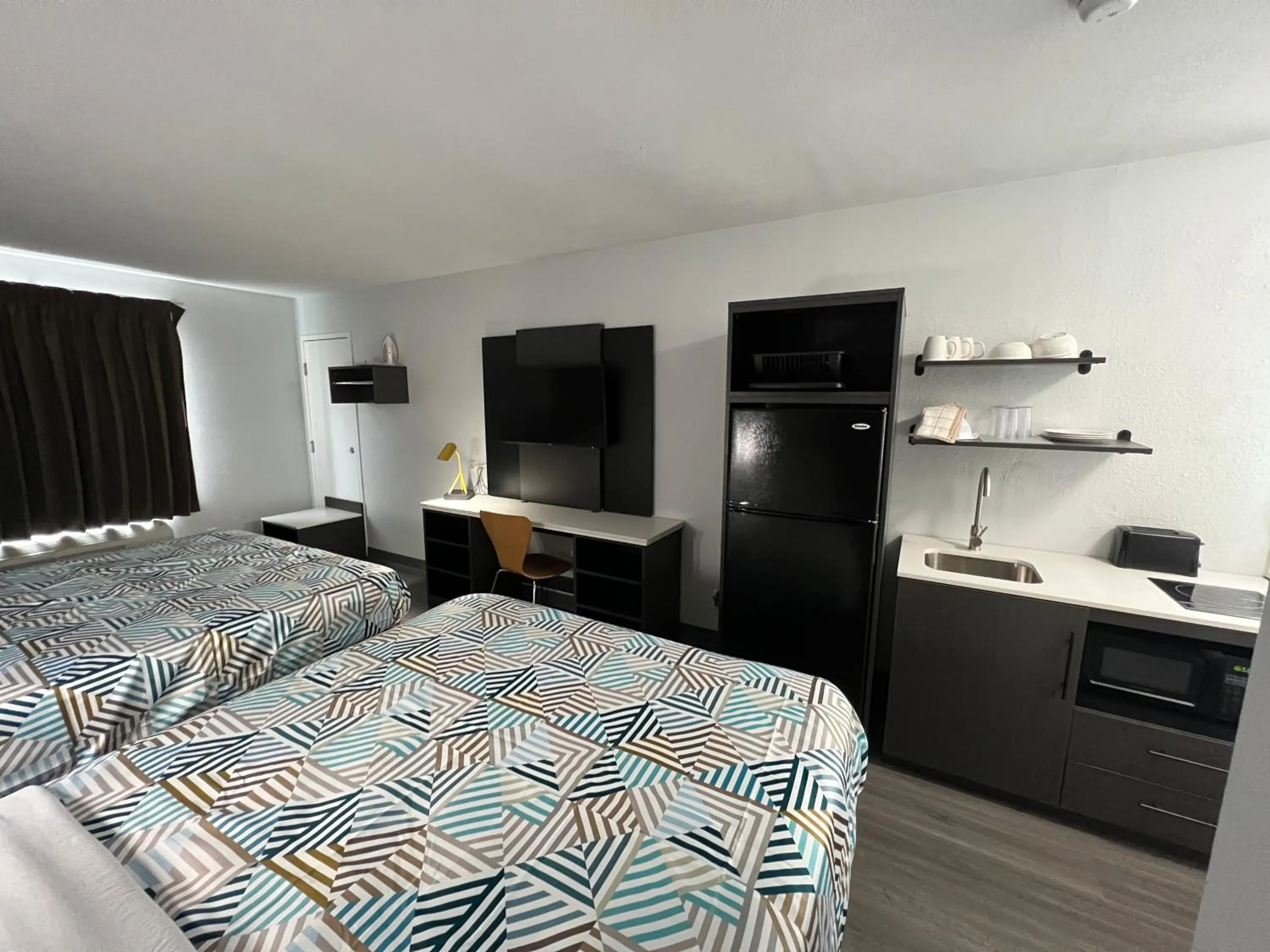 Bedroom, Bed in Studio 6 Altoona IA Des Moines East