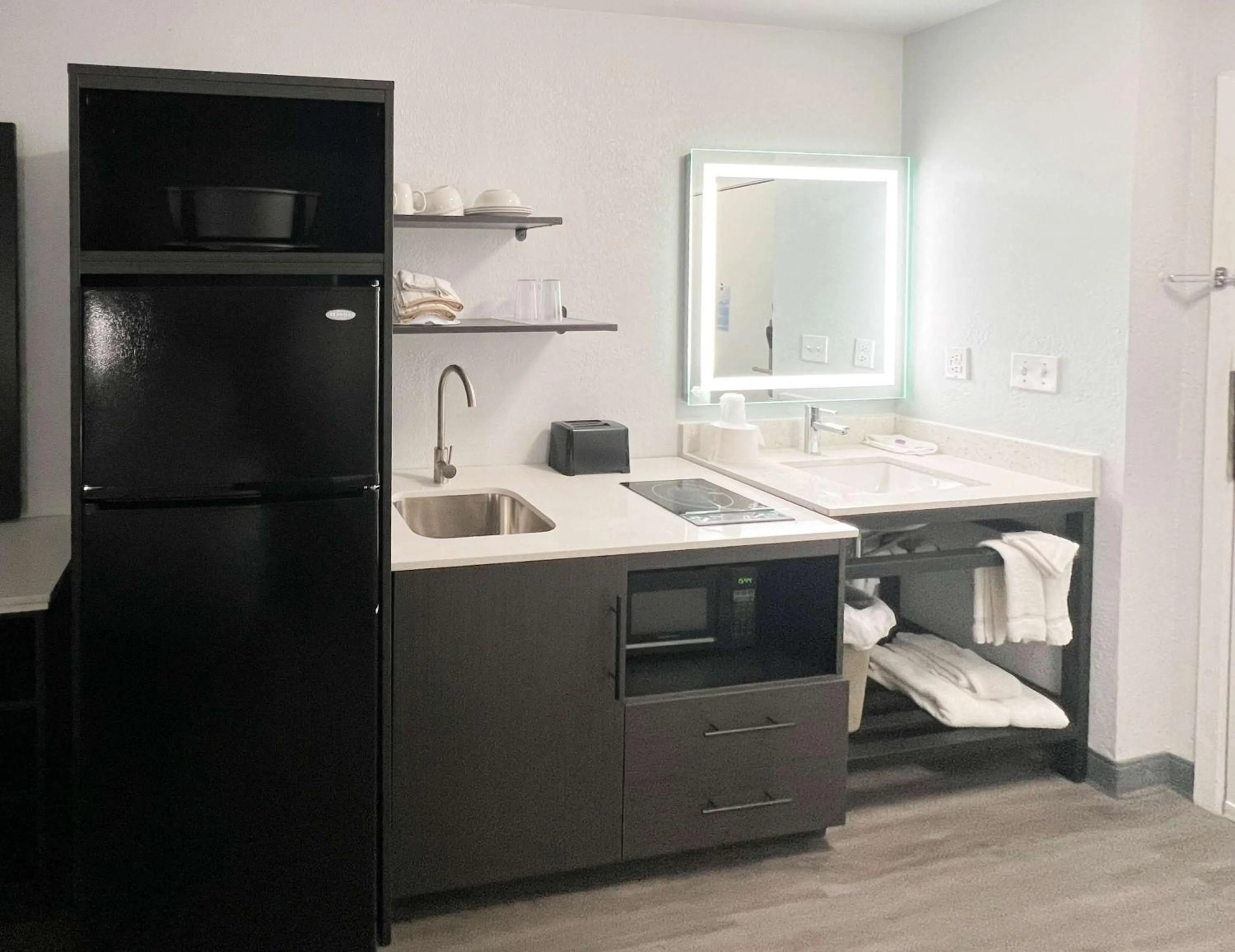 Photo of the whole room in Studio 6 Altoona IA Des Moines East