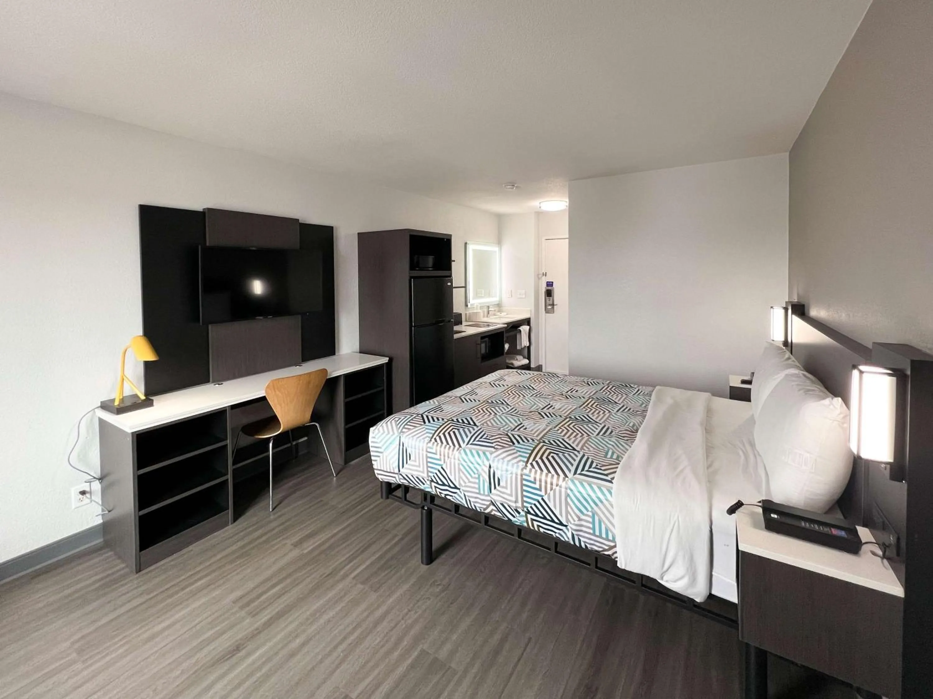 Bedroom, Bed in Studio 6 Altoona IA Des Moines East