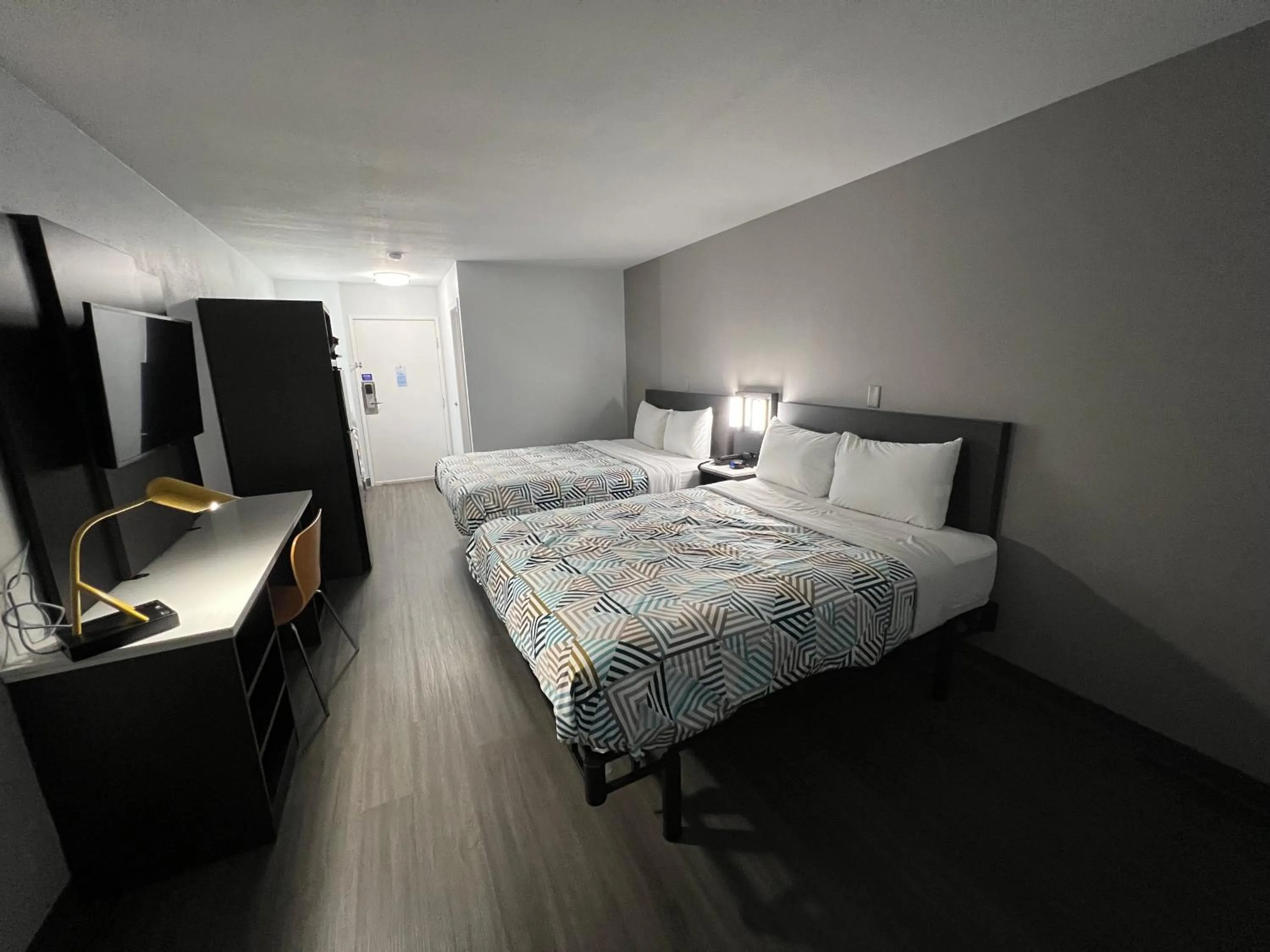 Bedroom, Bed in Studio 6 Altoona IA Des Moines East