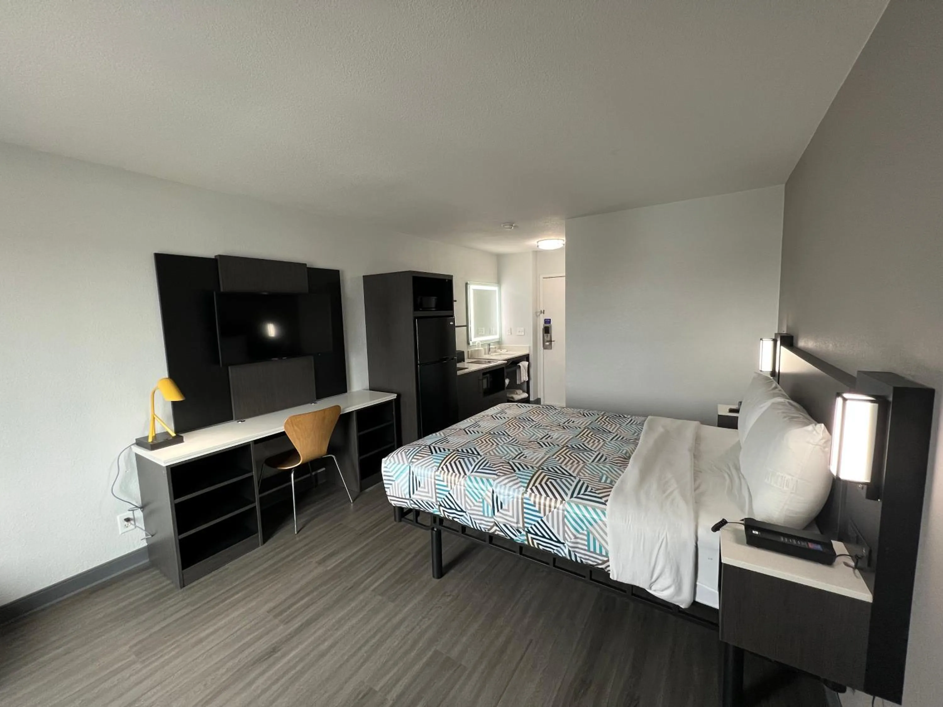 Bedroom, Bed in Studio 6 Altoona IA Des Moines East