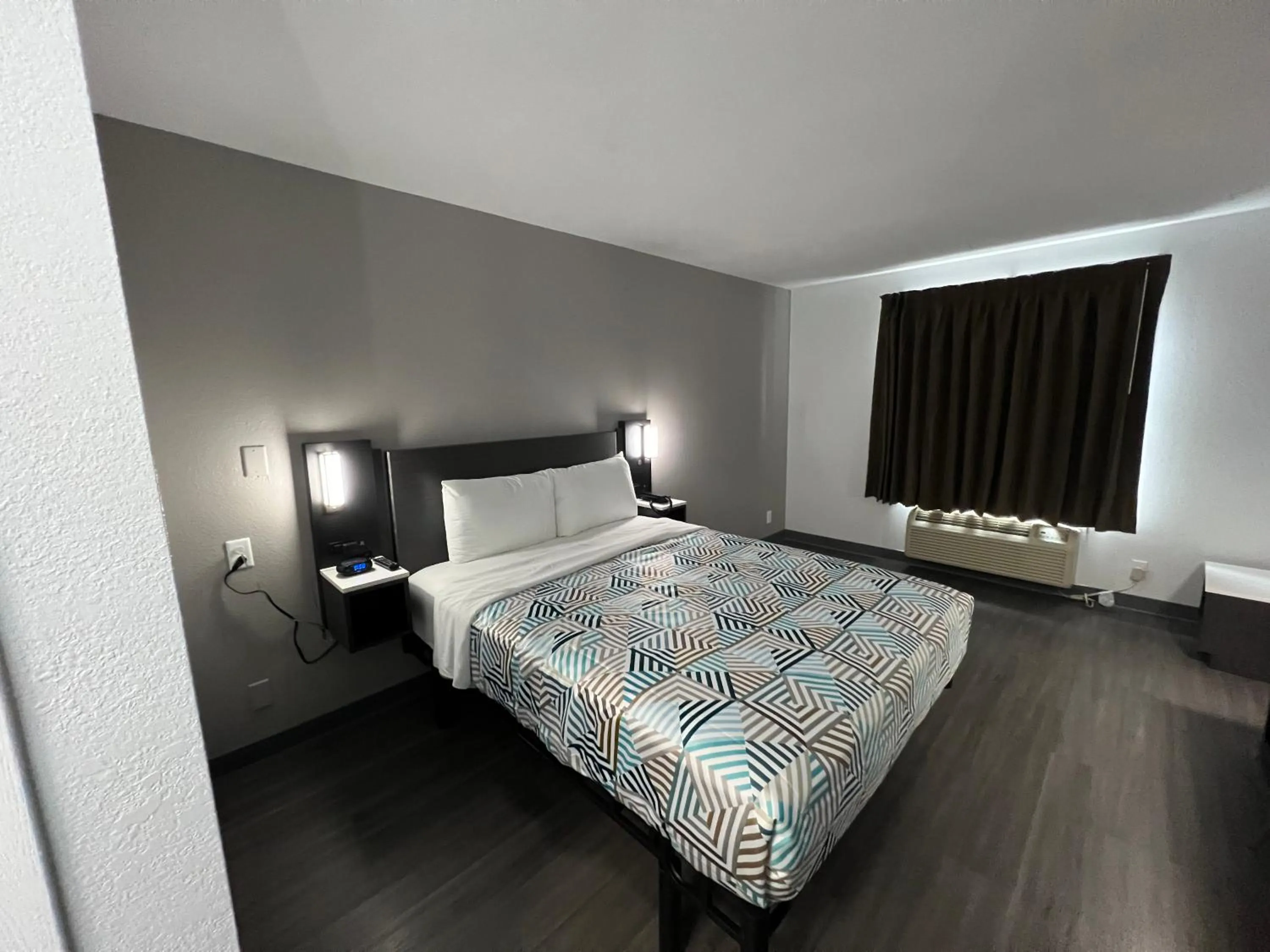 Bedroom, Bed in Studio 6 Altoona IA Des Moines East