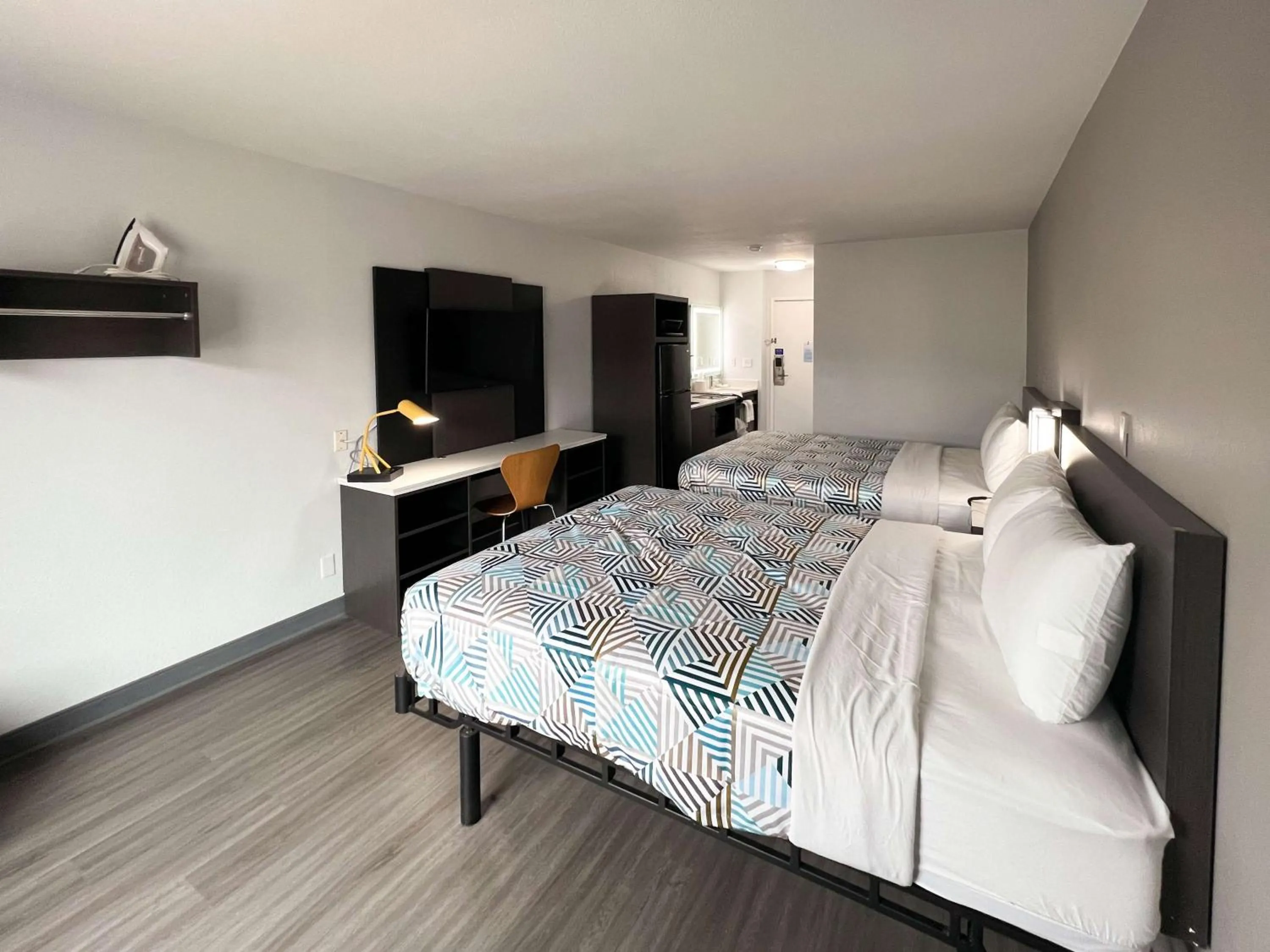 Bedroom, Bed in Studio 6 Altoona IA Des Moines East