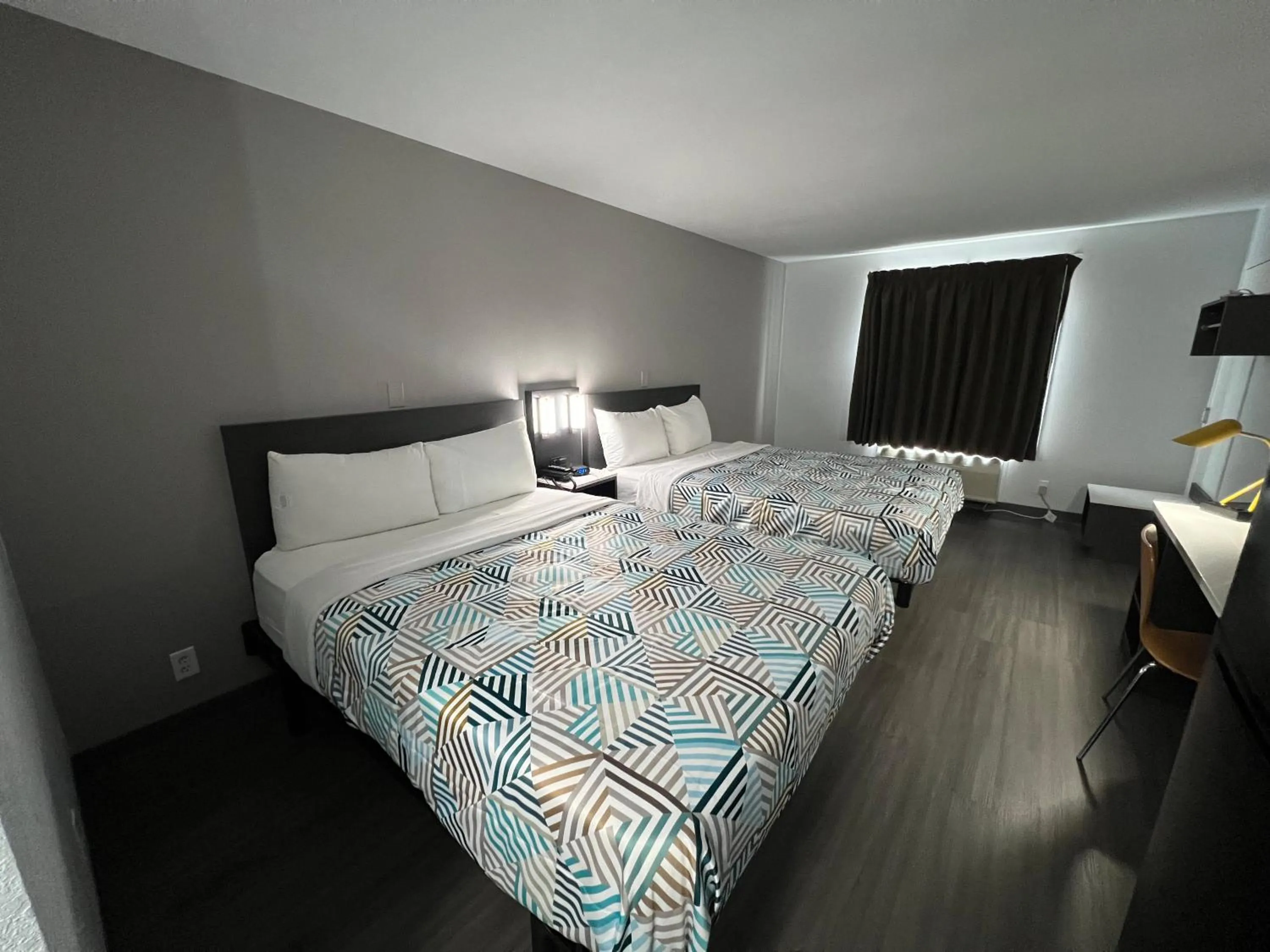 Bedroom, Bed in Studio 6 Altoona IA Des Moines East