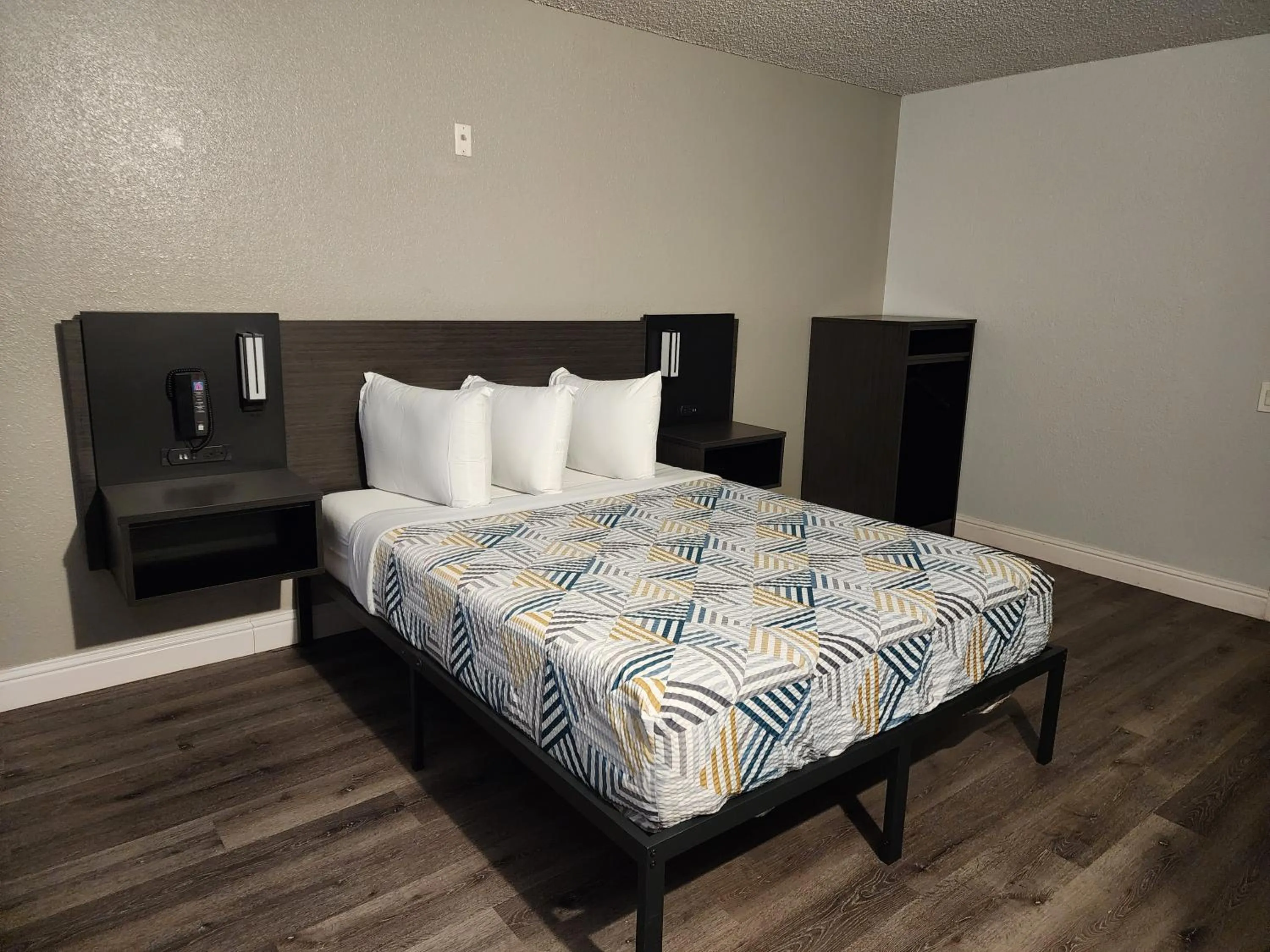Bed in Motel 6 Sacramento CA Natomas