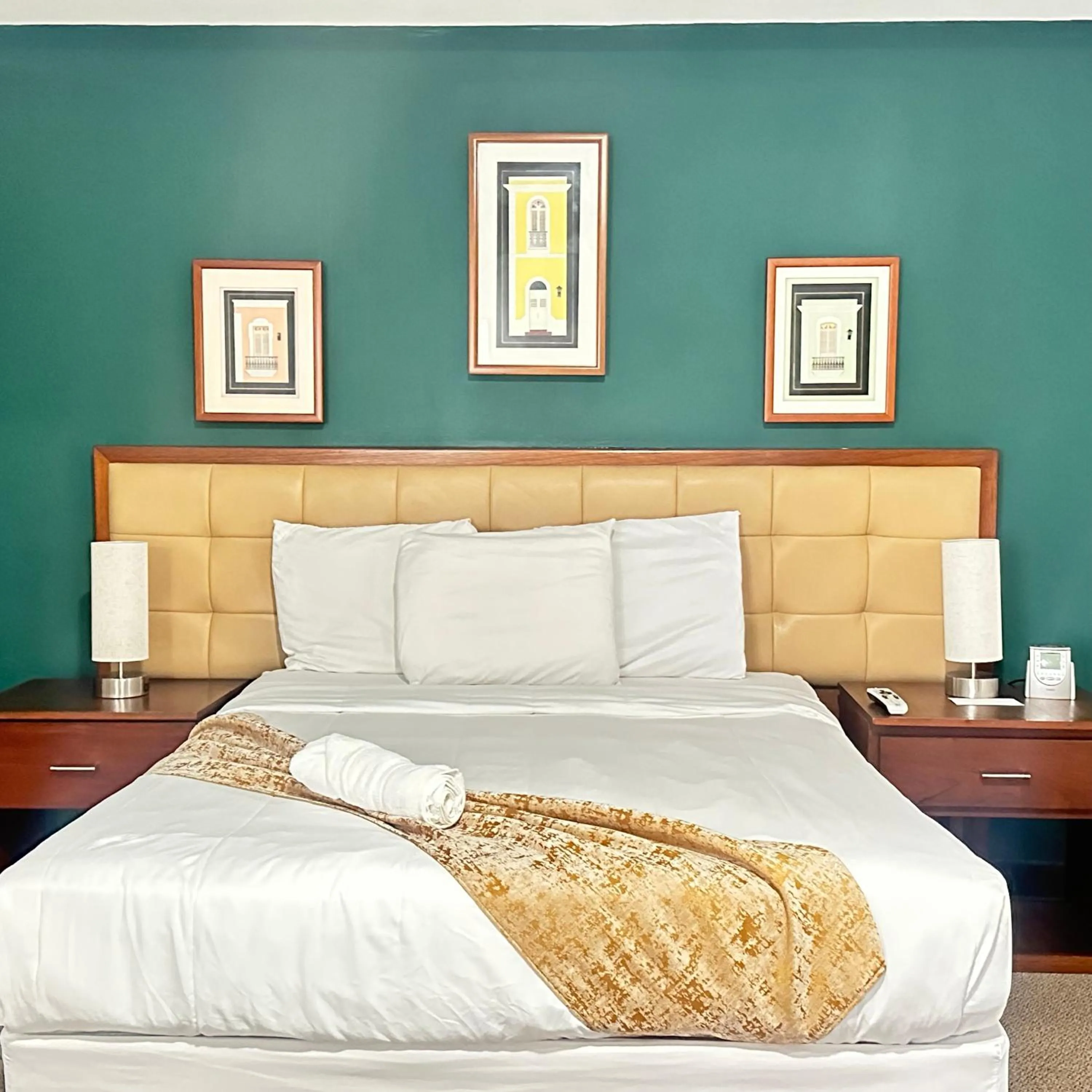 Bed in SJ SUITES HOTEL